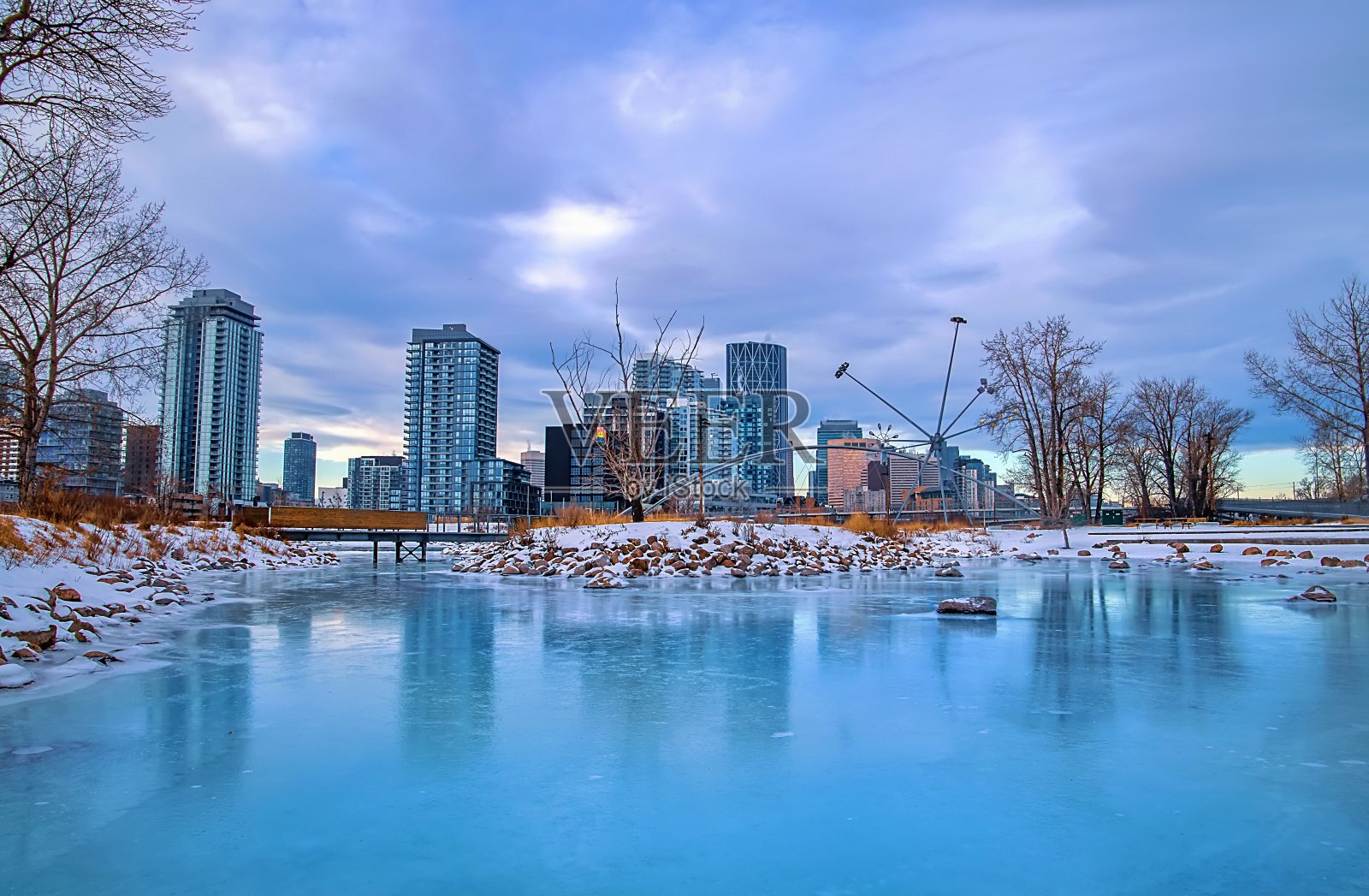 卡尔加里市中心的地平线从一个冬季公园照片摄影图片