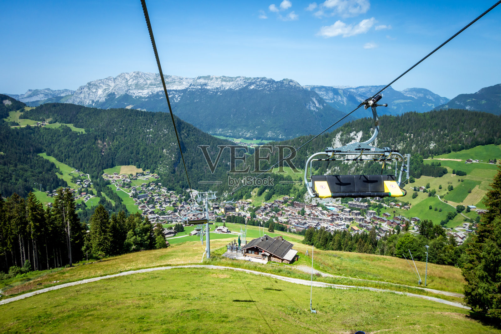 法国La Clusaz村的升降椅照片摄影图片