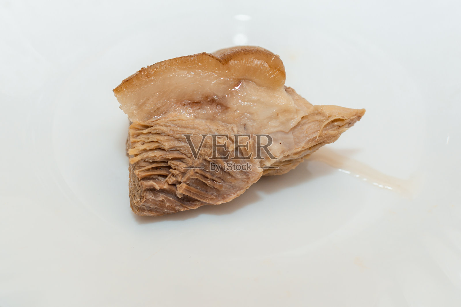 白底煮火腿、猪肉、大腿放在盘子里。关闭了。有选择性的重点。照片摄影图片