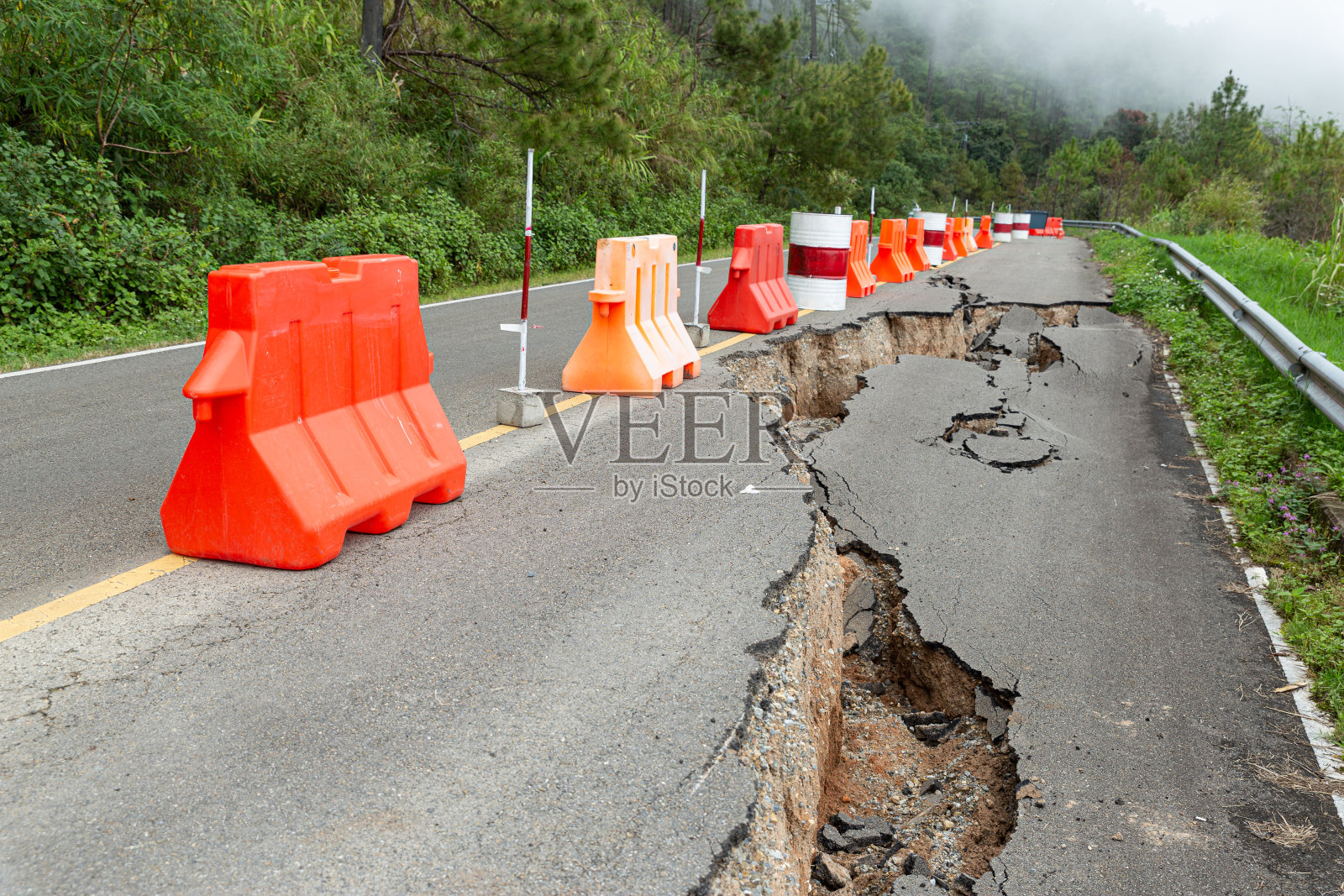 已铺路面地震后塌陷成裂缝，施工不规范。照片摄影图片