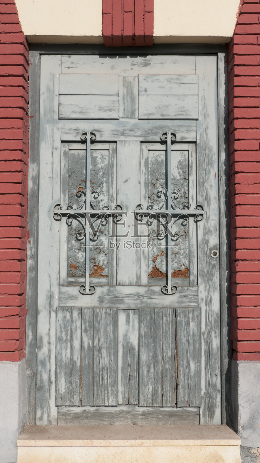 红色和白色的乡村房子里的灰色门照片摄影图片
