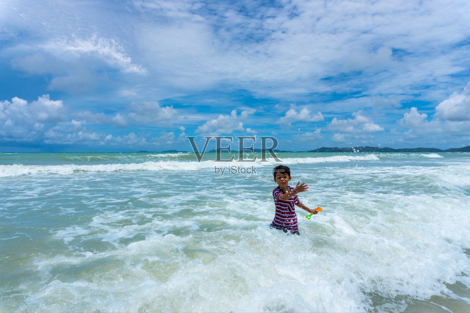 亚洲小孩在海里玩照片摄影图片