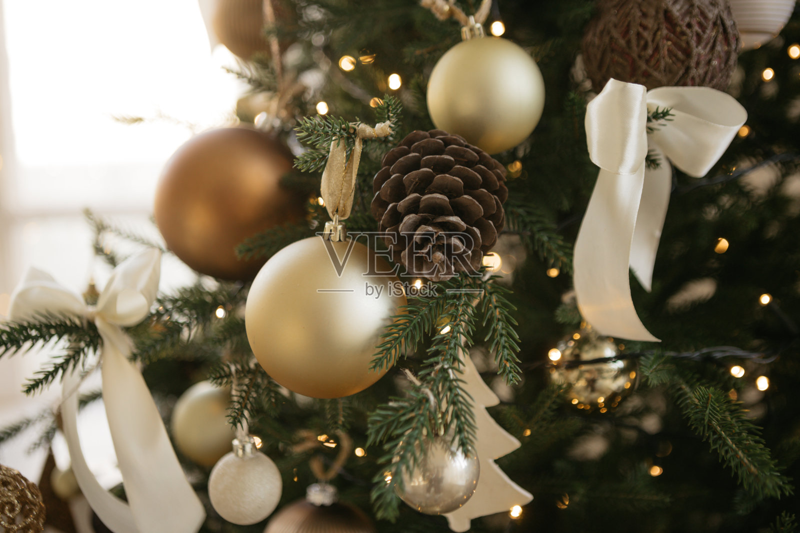 传统的圣诞装饰品。圣诞树。照片摄影图片