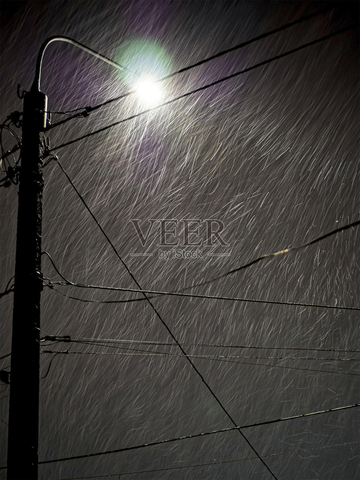 暴风雪中明亮的街灯照片摄影图片