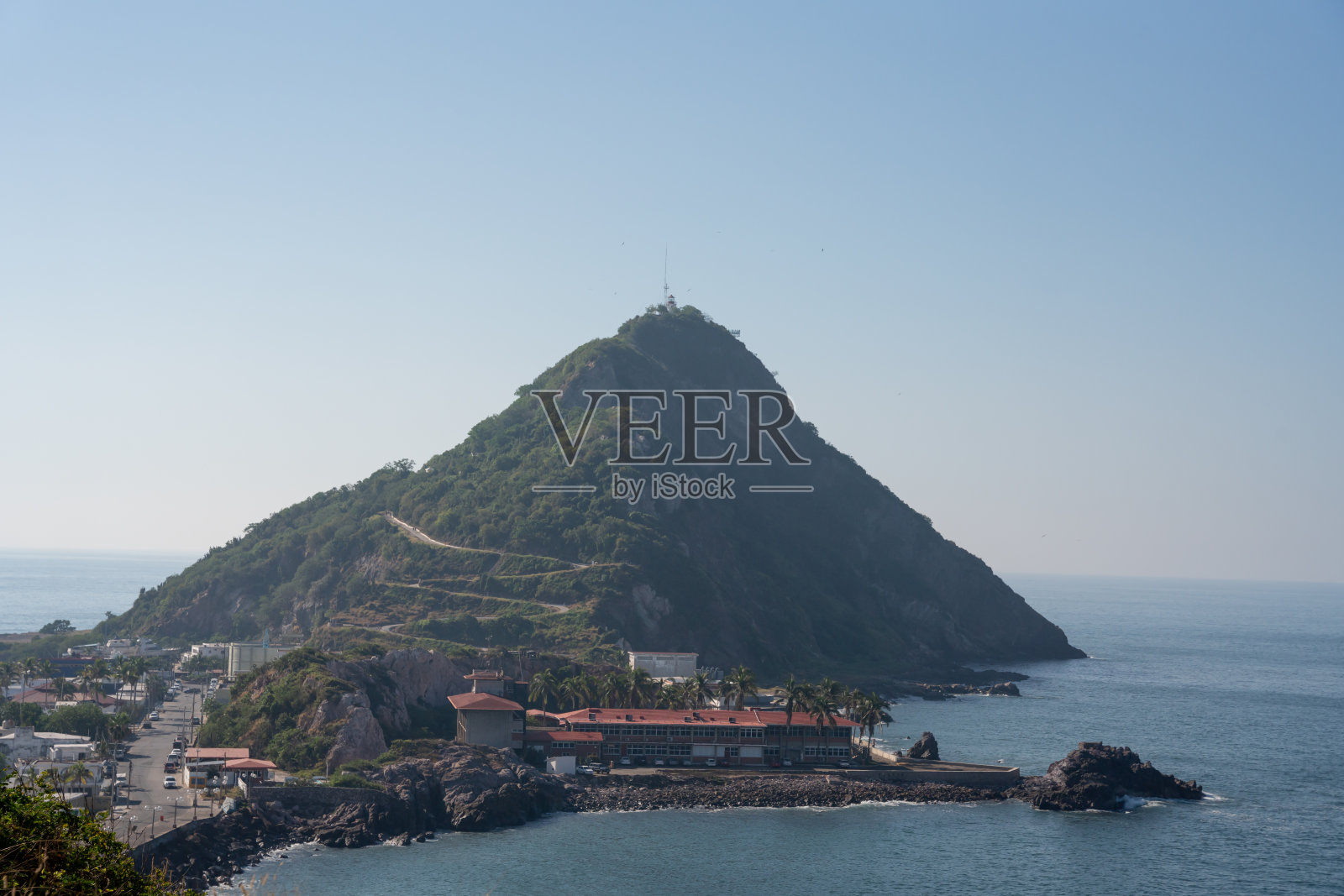 在墨西哥锡那罗亚州马萨特兰附近，一个阳光明媚的下午，mirador del faro地区附近有帆船、巡洋舰、游艇和渡船照片摄影图片