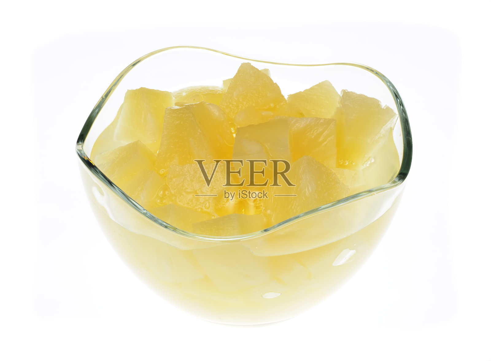 一碗糖浆菠萝，白色背景照片摄影图片