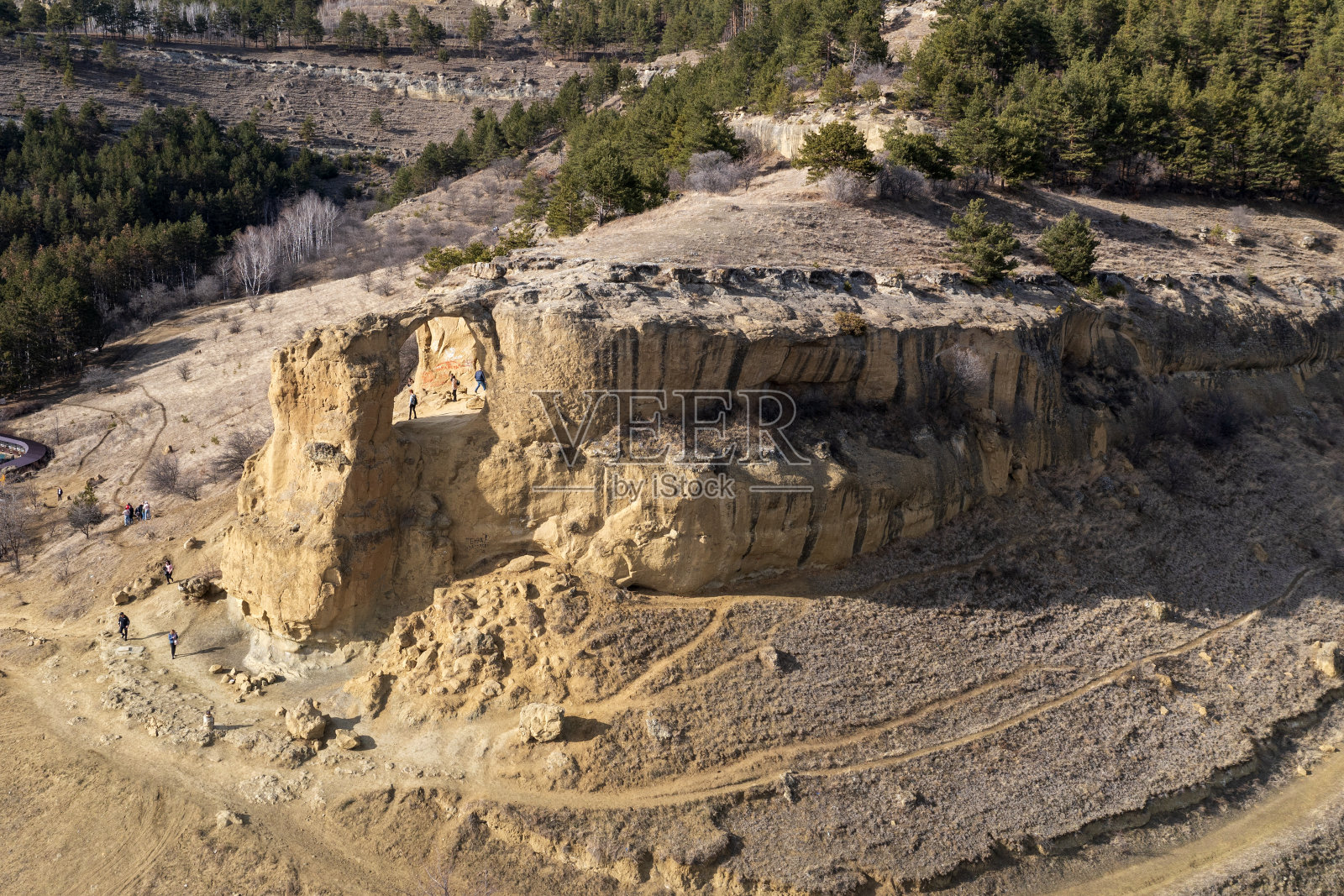 位于斯塔夫罗波尔地区基斯洛沃茨克附近的“环山”自然保护区。岩石的形成。照片摄影图片
