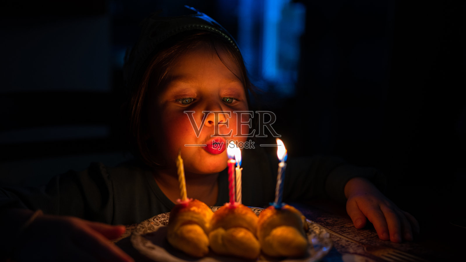 一个小女孩庆祝她的四岁生日。照片摄影图片