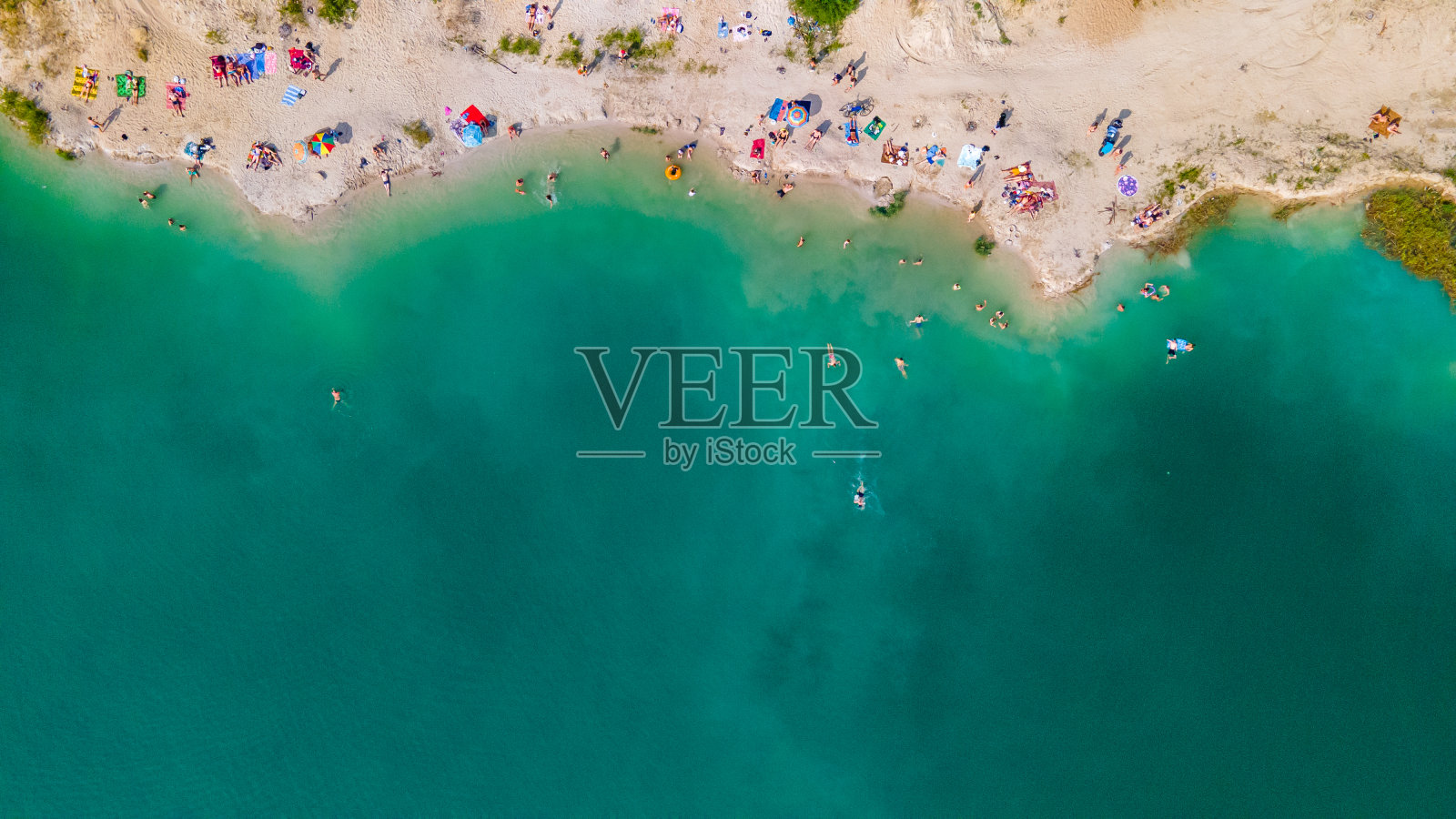 人们在沙滩上游泳、晒日光浴、休息的鸟瞰图照片摄影图片