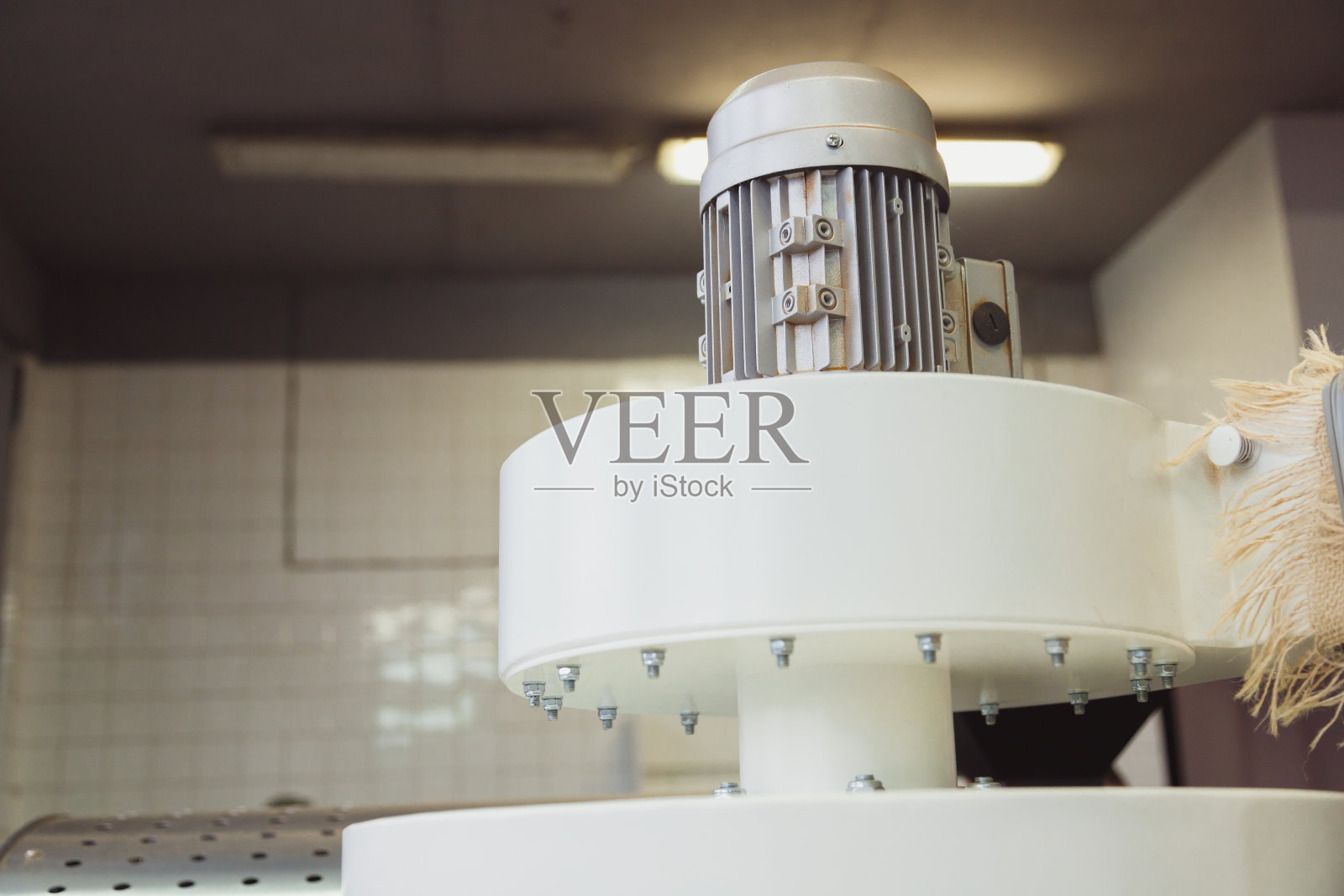 工业用电动机驱动旋风箱内的风机照片摄影图片