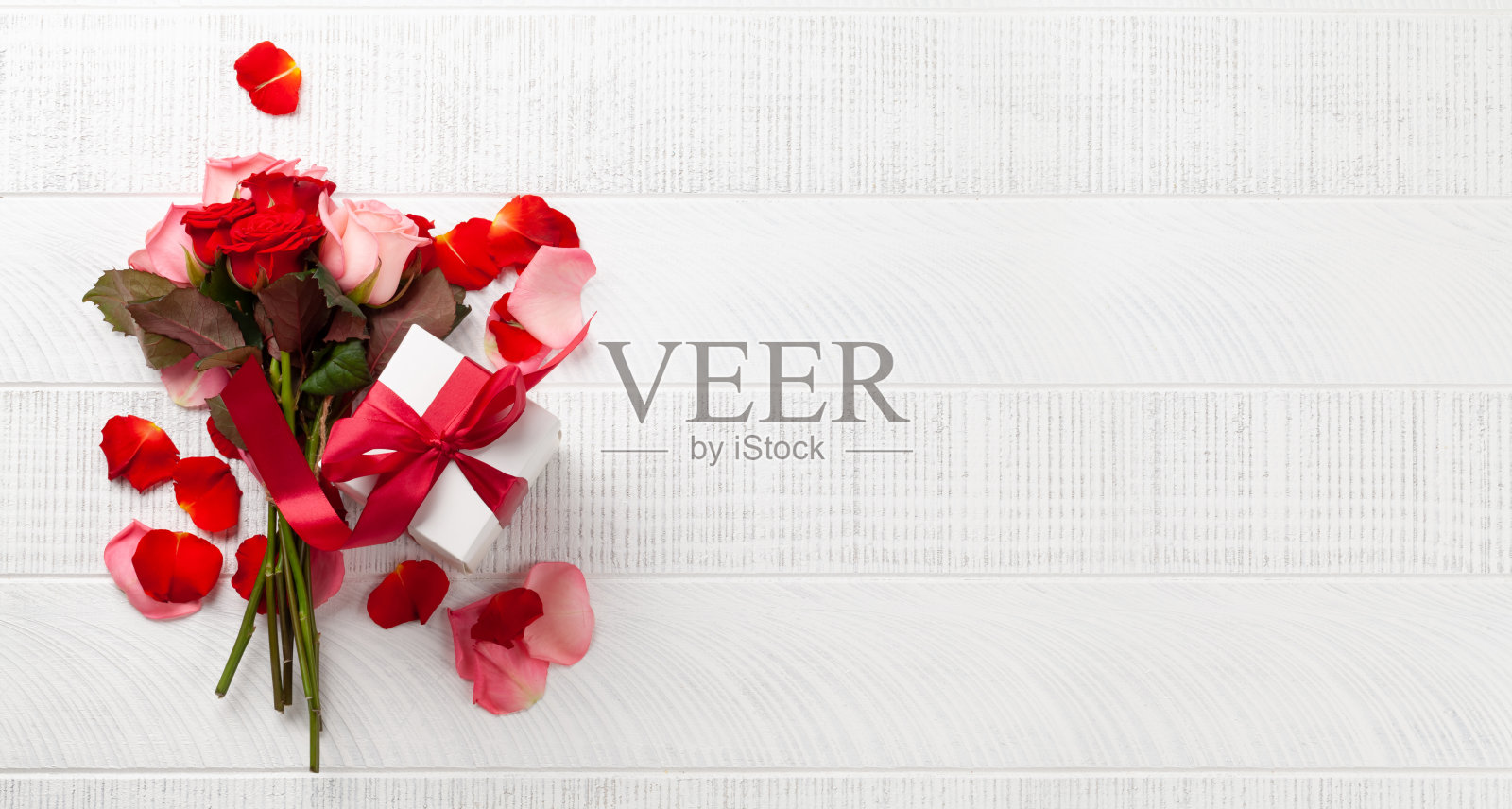 礼盒和玫瑰花照片摄影图片