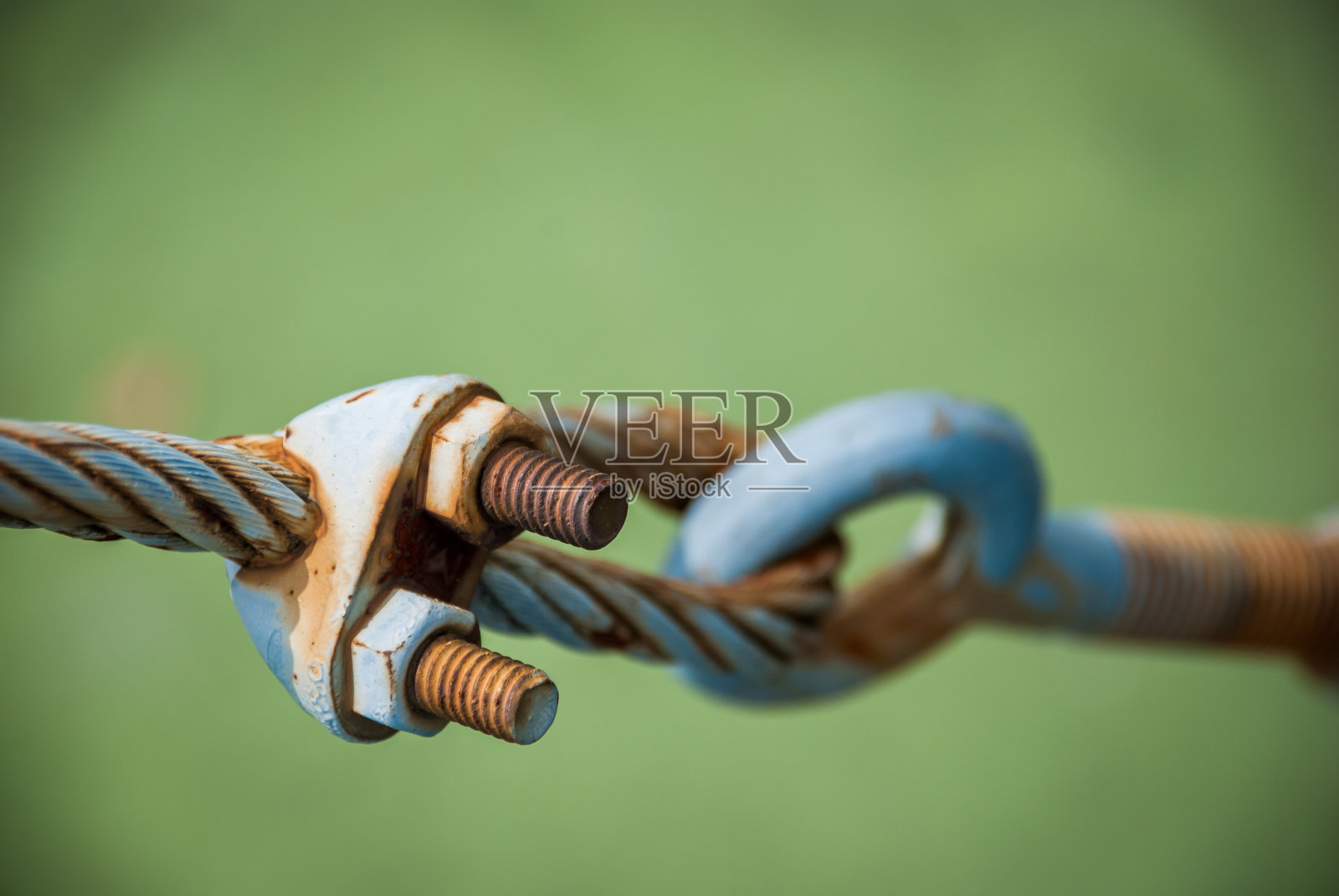 钢质螺丝扣和钢质吊索将安全网锚固成混凝土砌块照片摄影图片