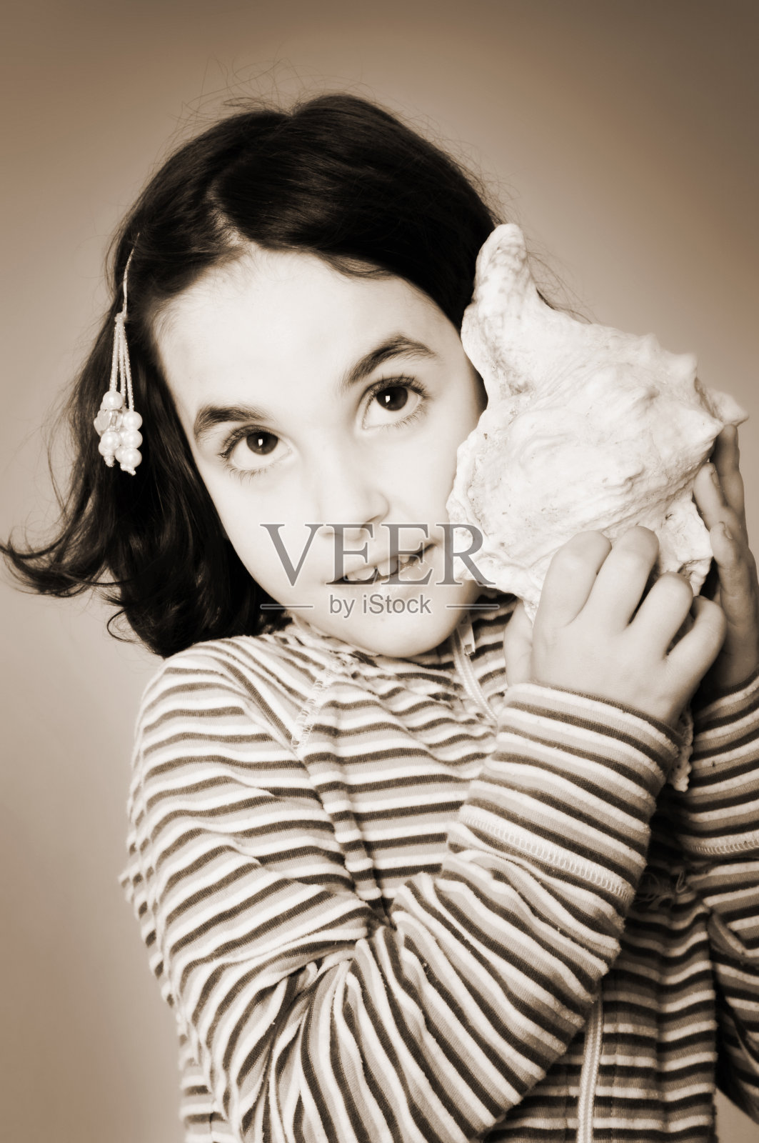 年轻女孩和贝壳照片摄影图片