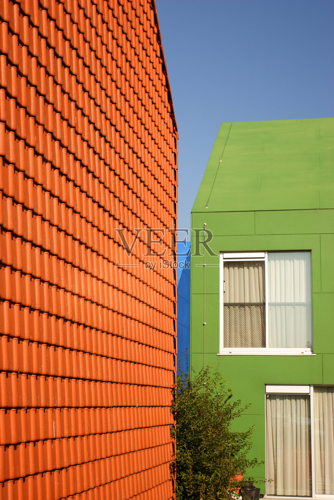 色彩斑斓的住宅附近照片摄影图片