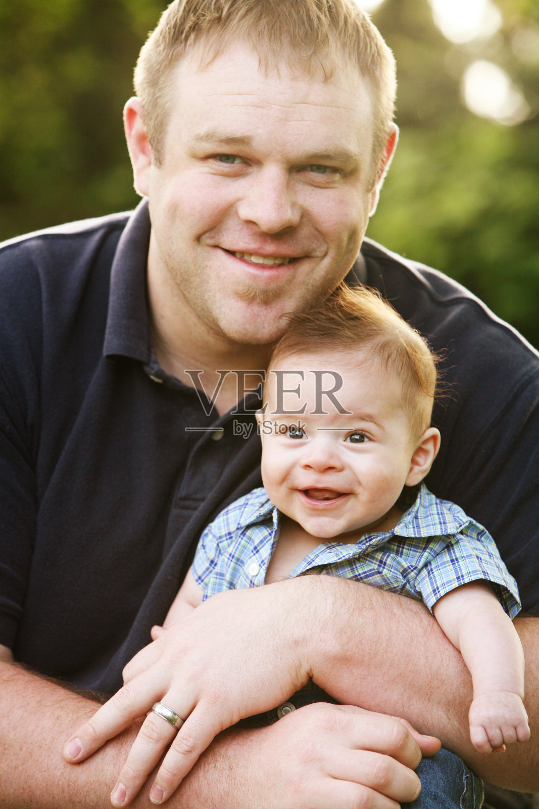 快乐的父亲和儿子阳光外面照片摄影图片