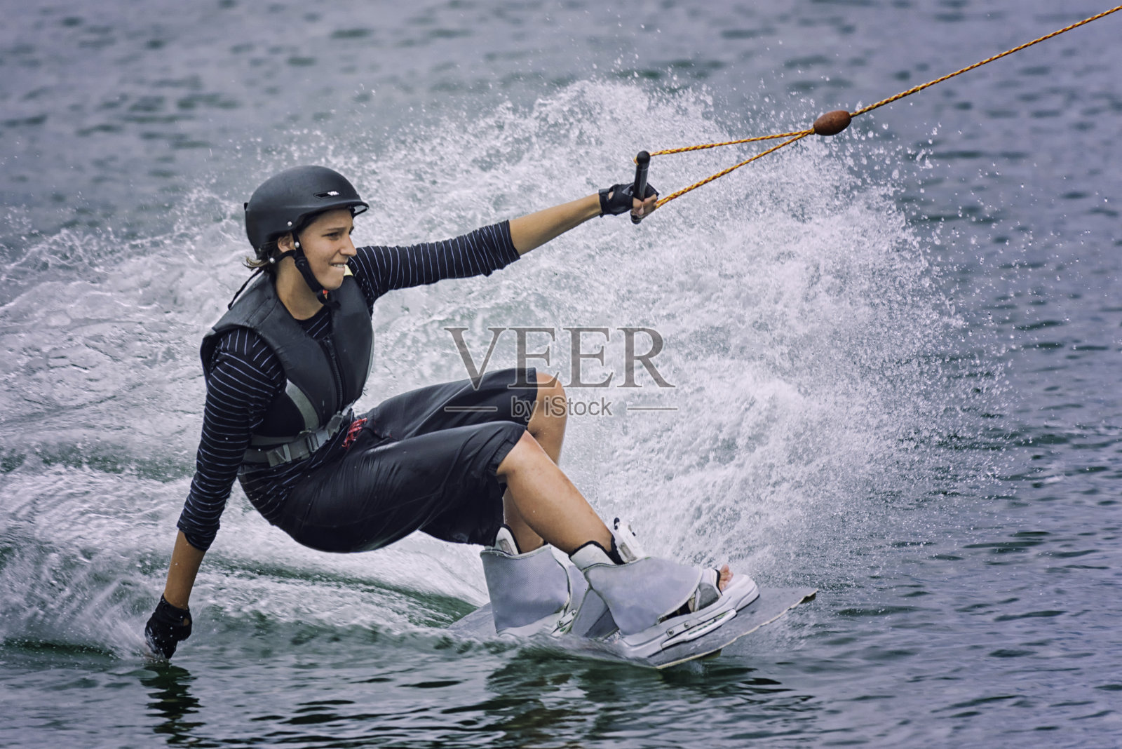 尾波滑水的女孩照片摄影图片