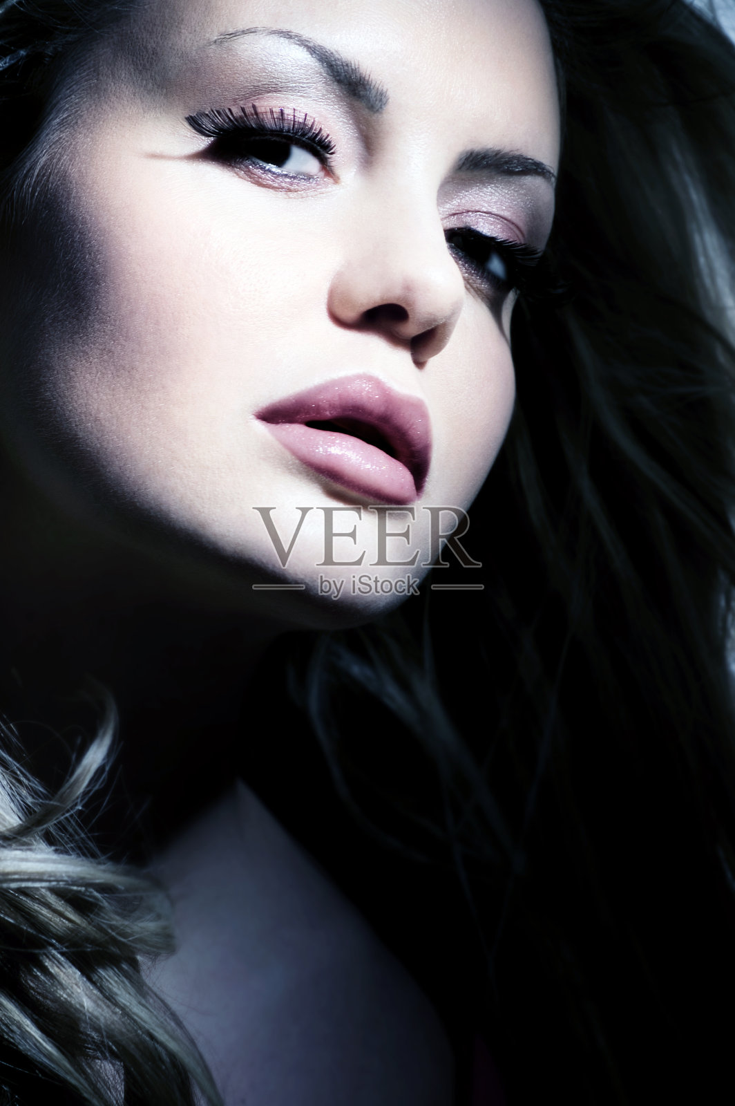 年轻女子的肖像照片摄影图片