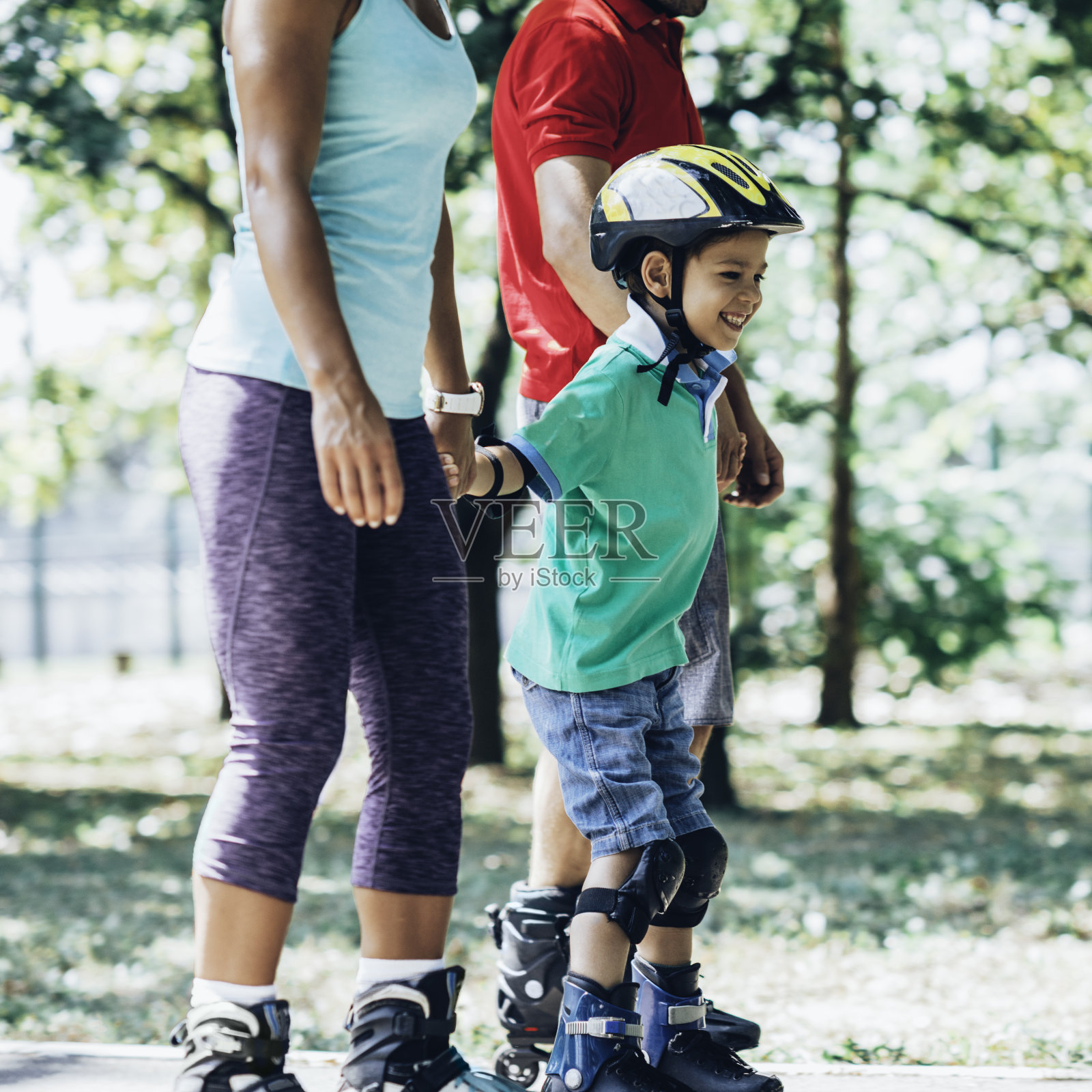 溜旱冰的家庭照片摄影图片