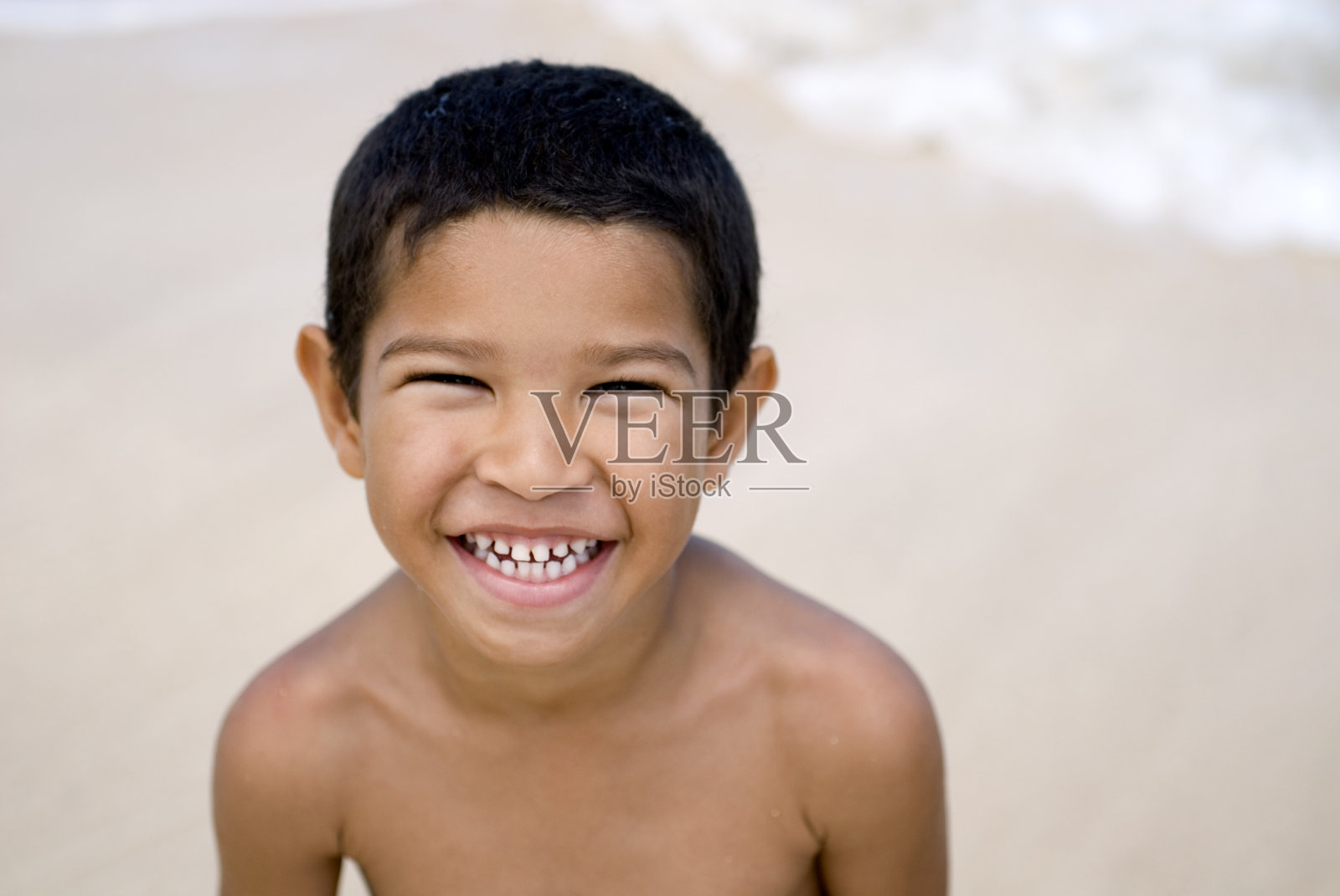 沙滩上的小男孩照片摄影图片