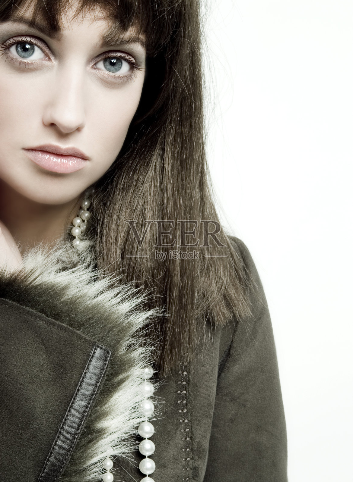 白色背景上的年轻女子肖像照片摄影图片