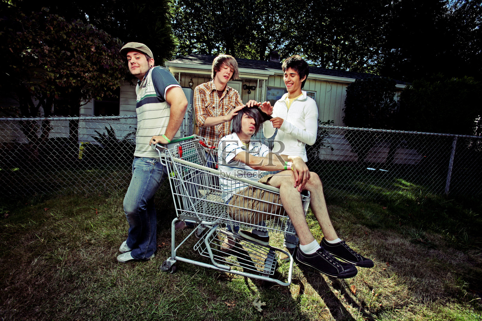 四个年轻人在购物车里照片摄影图片