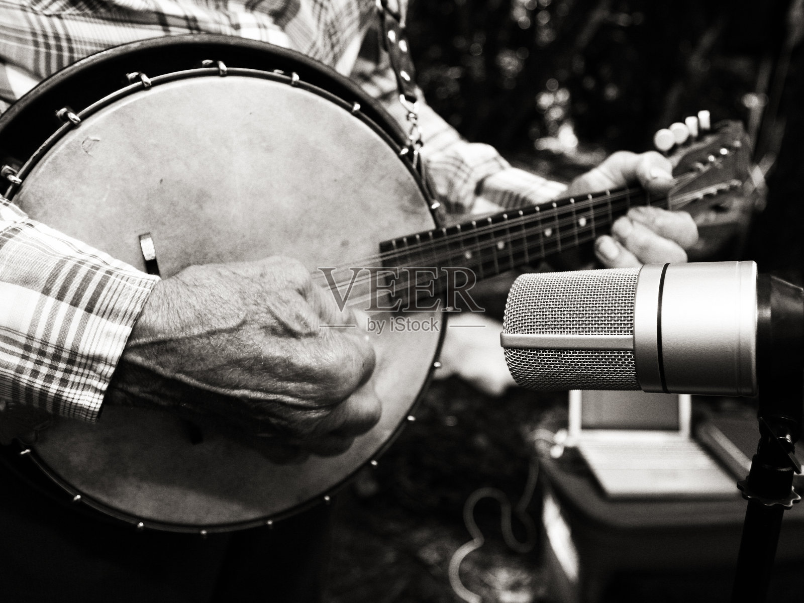 班卓琴的黑白照片照片摄影图片