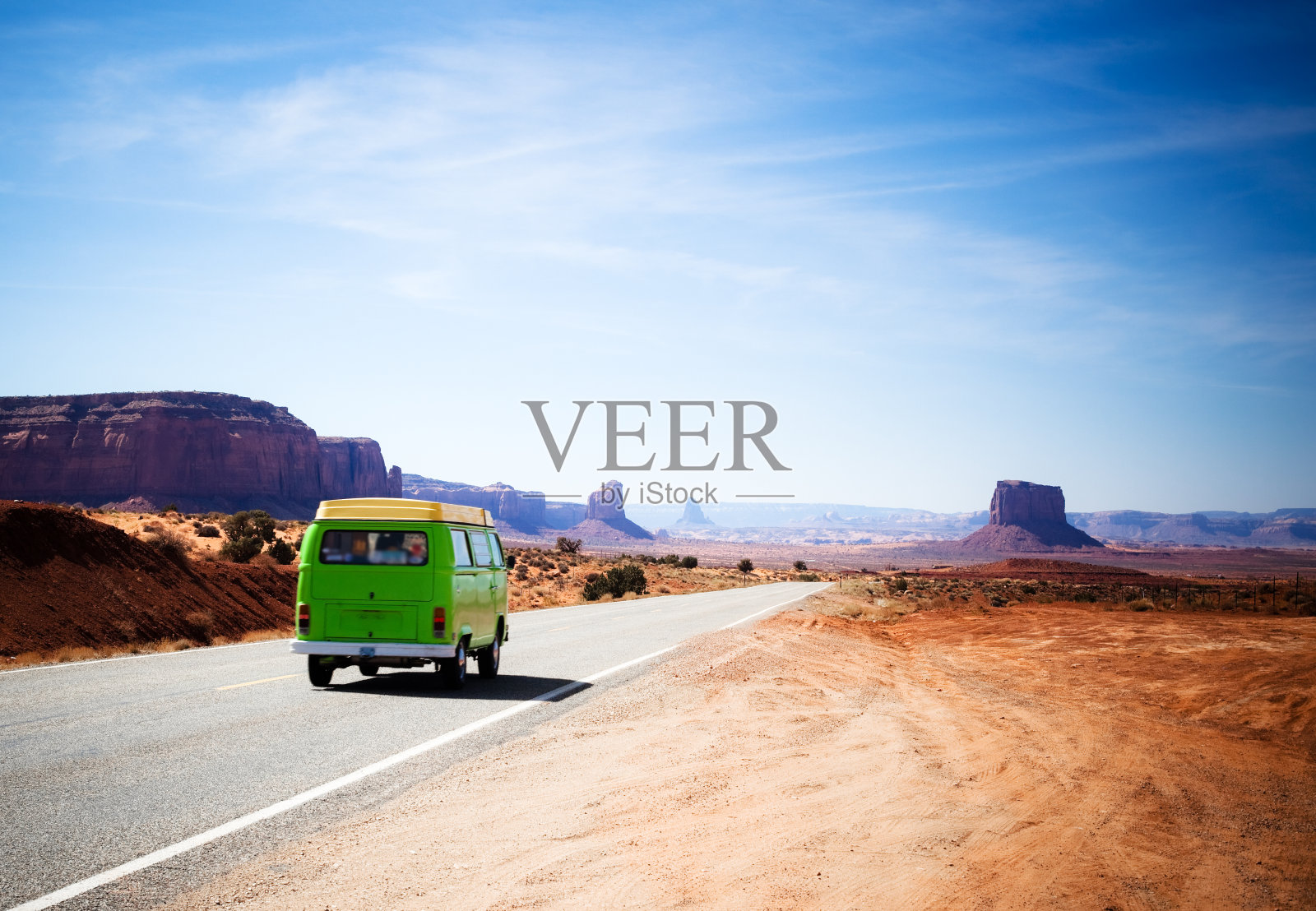 用一辆绿色的旧面包车在纪念碑谷旅行照片摄影图片