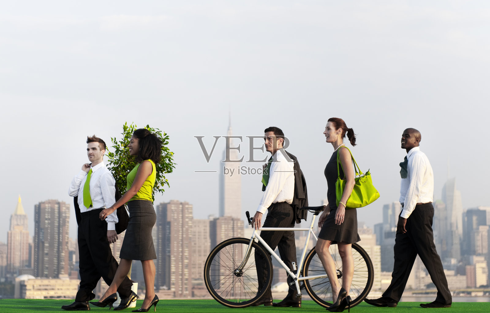 城市里的绿色商务通勤者照片摄影图片