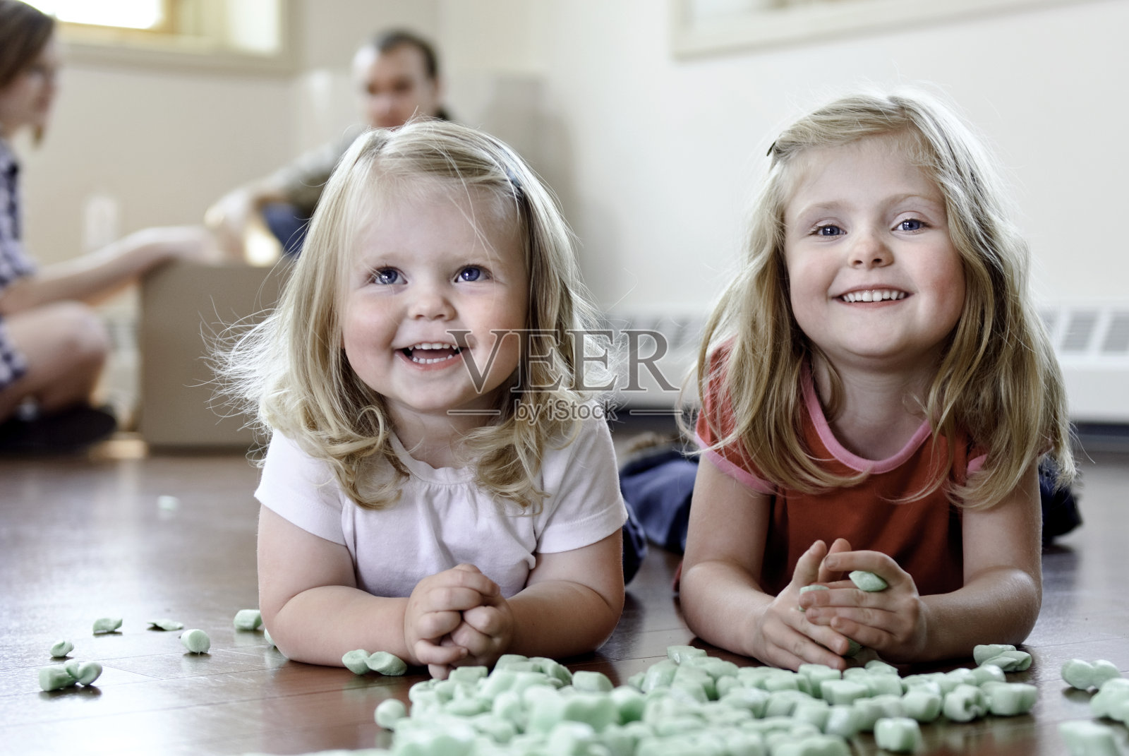 可爱的小女孩照片摄影图片