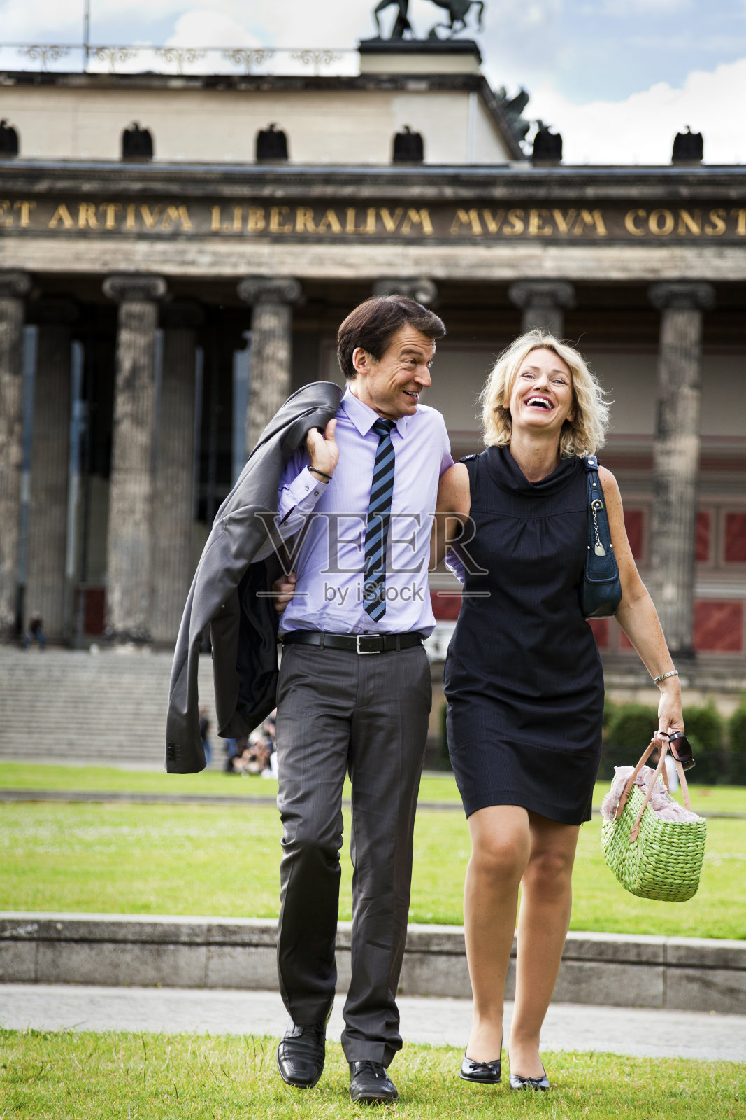 40多岁的商业夫妻快乐散步照片摄影图片