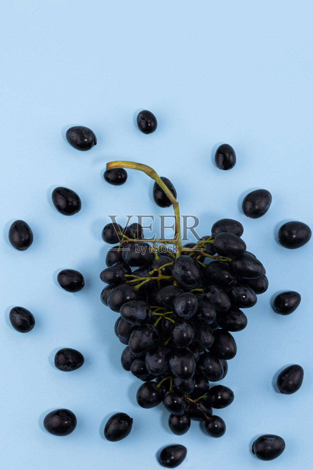新鲜成熟的葡萄在蓝色的背景上照片摄影图片
