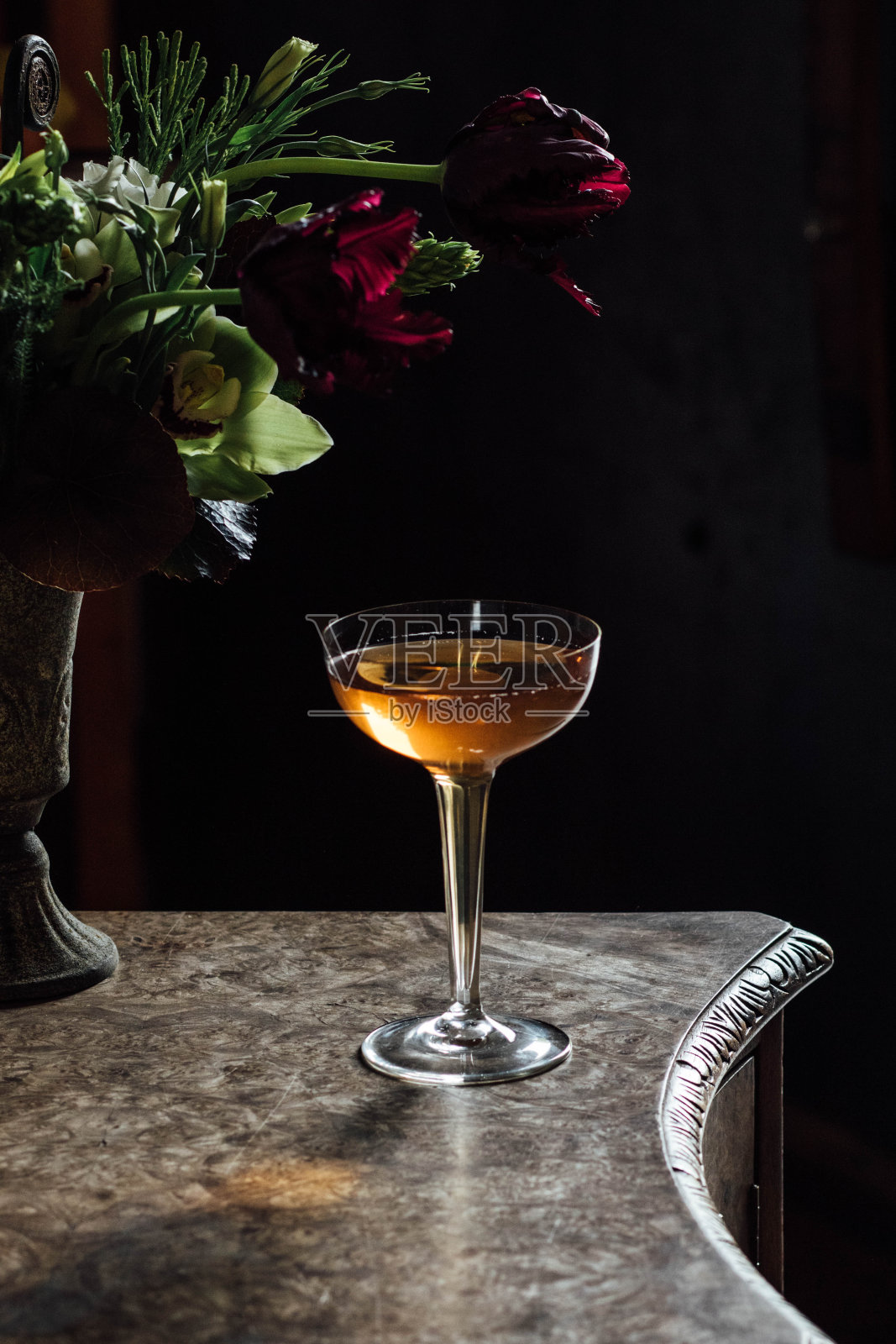 威士忌鸡尾酒在空干轿跑车玻璃与黑色背景照片摄影图片