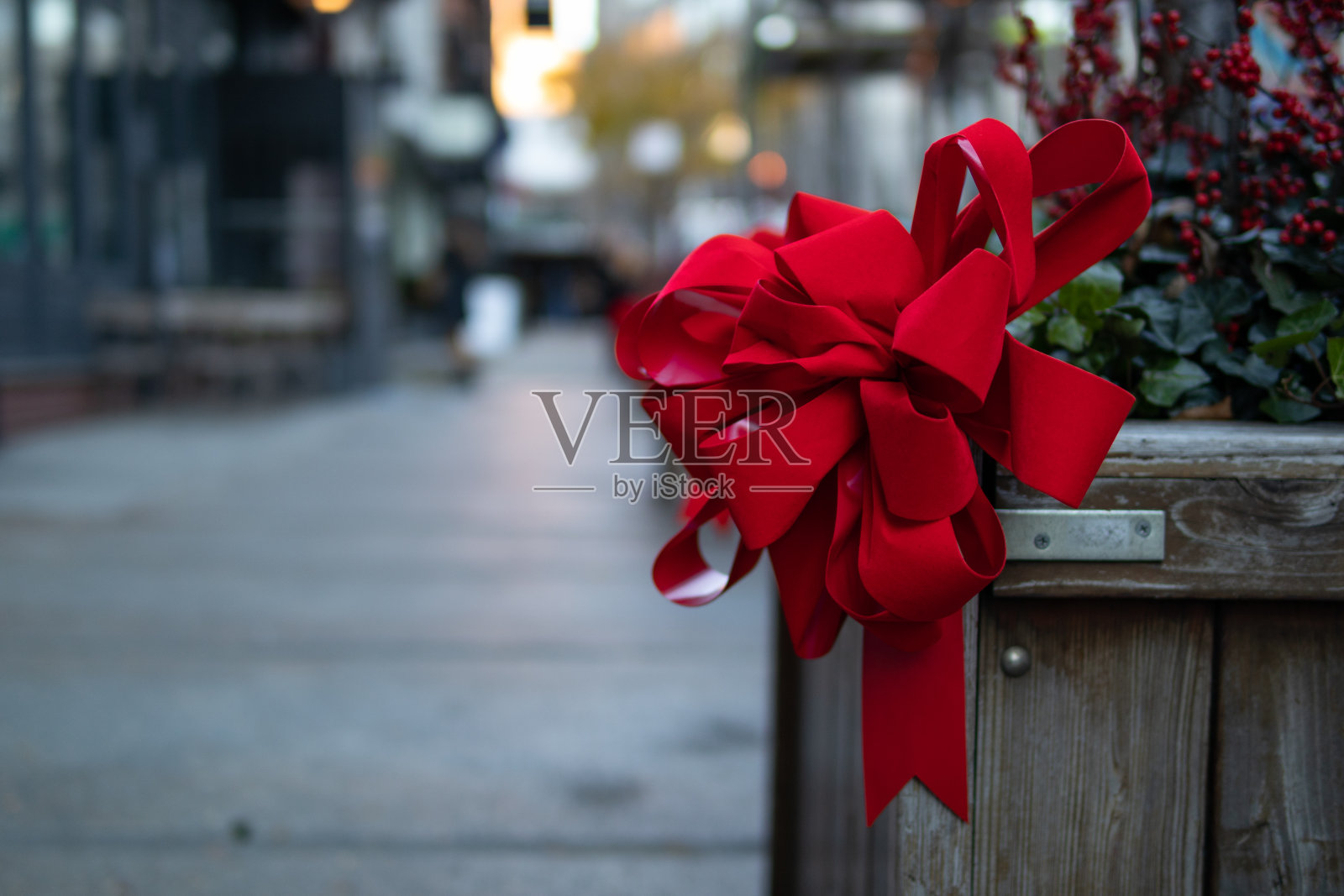 纽约市曼哈顿人行道上的花盆上挂着鲜红的圣诞蝴蝶结照片摄影图片