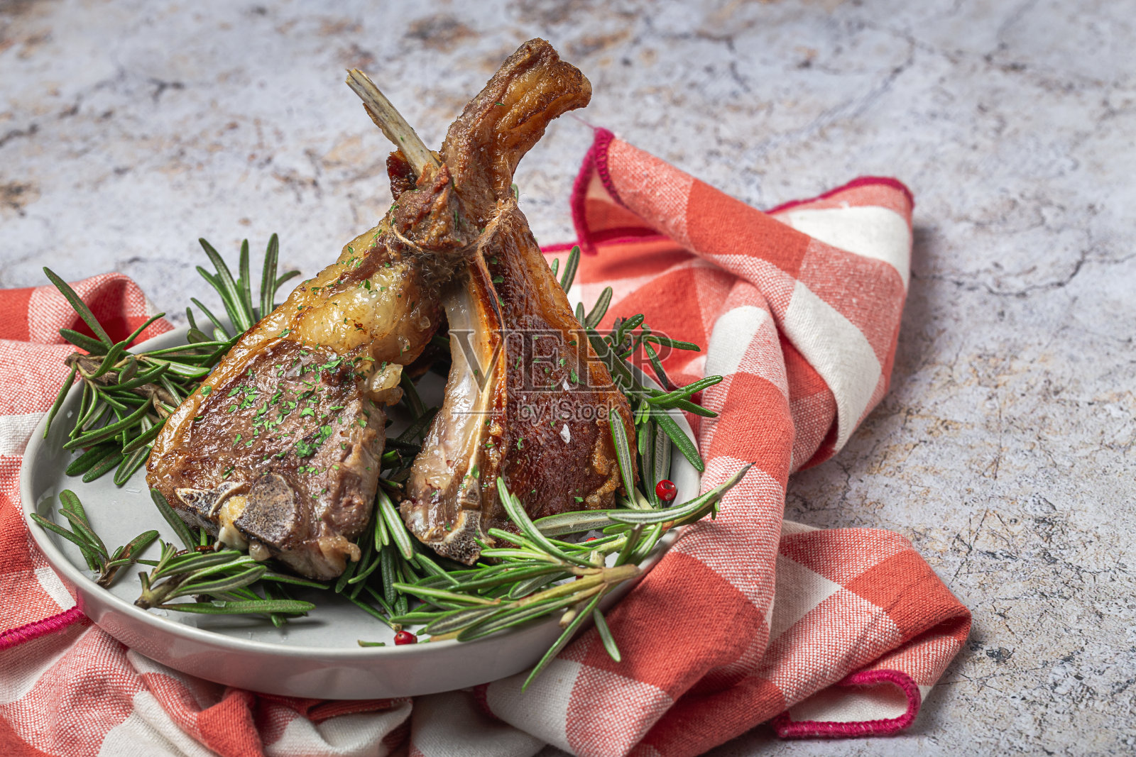 自制烤有机羊排照片摄影图片