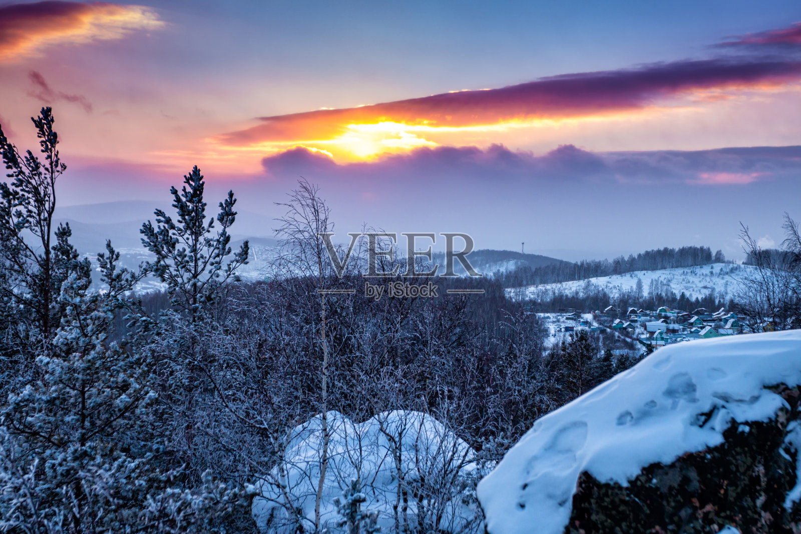 冬日的森林和夕阳下的村庄照片摄影图片