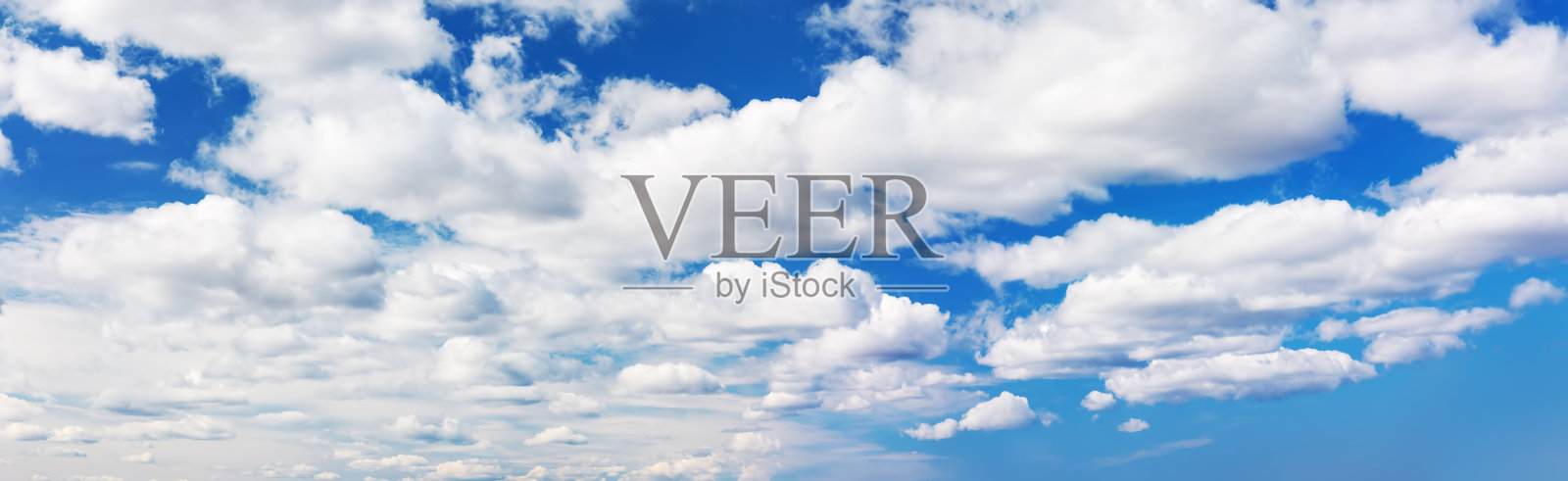 晴空万里，白云柔美照片摄影图片