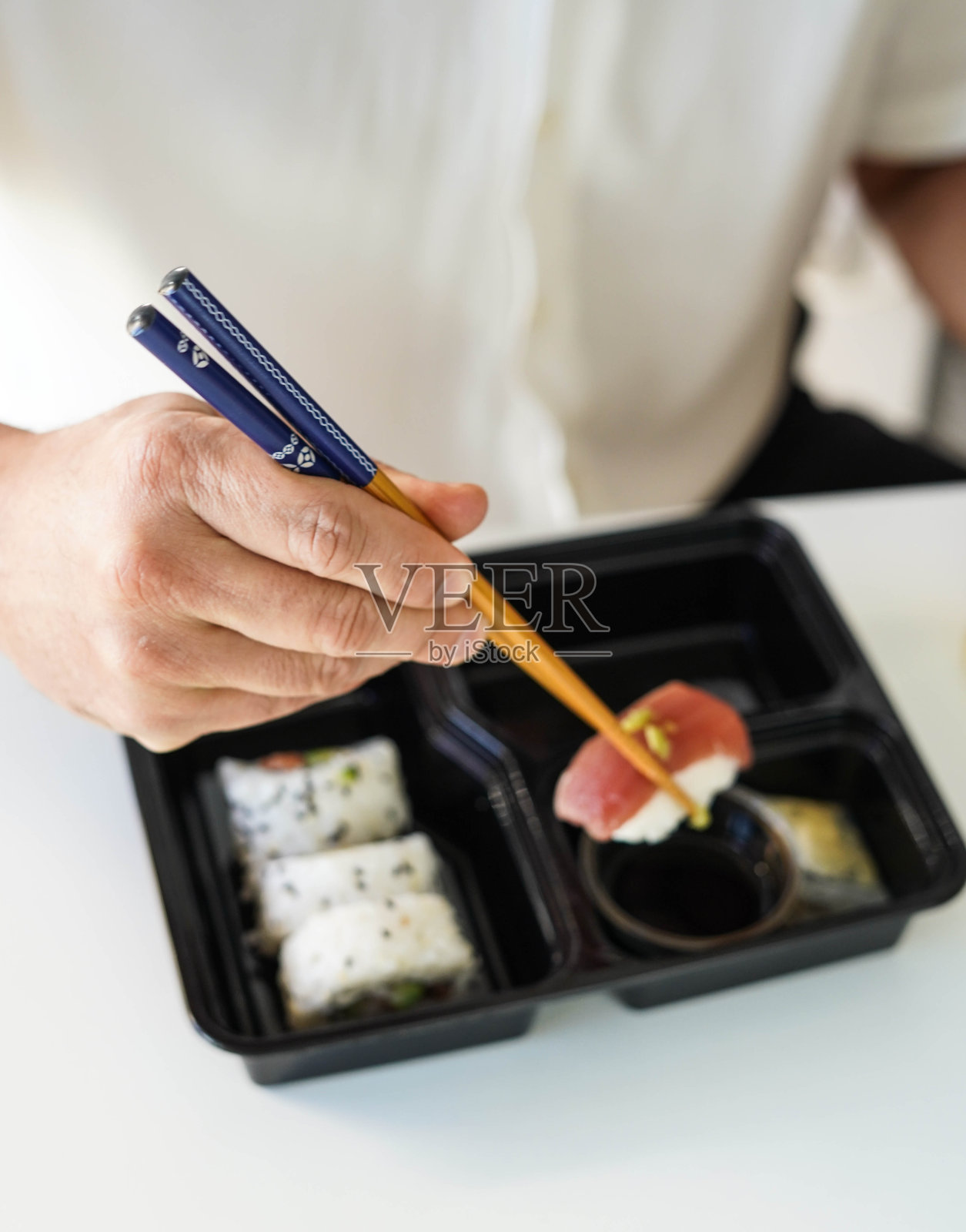 装寿司的托盘。加利福尼亚卷。照片摄影图片