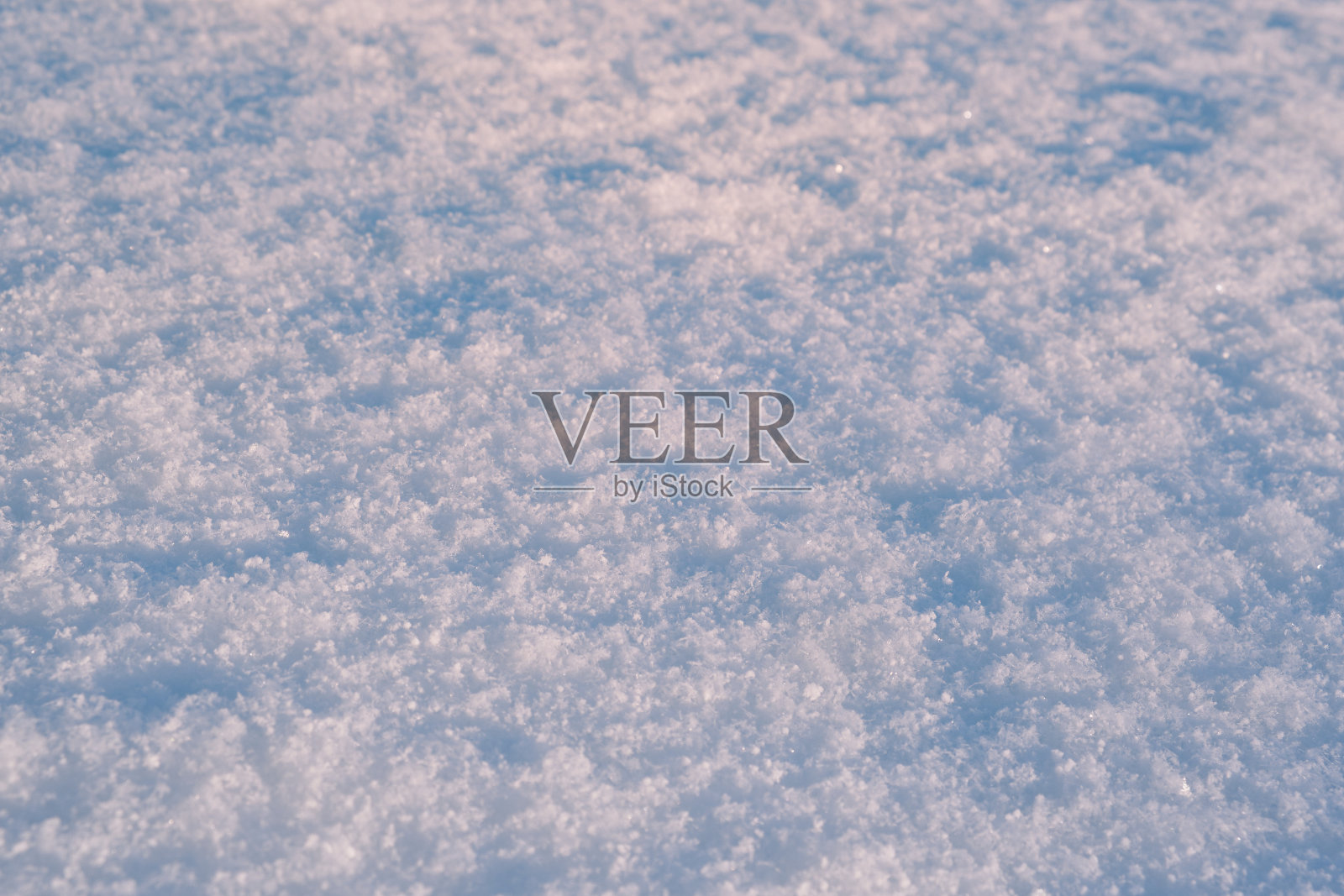 浅蓝色调的雪表面纹理。冬季背景。照片摄影图片