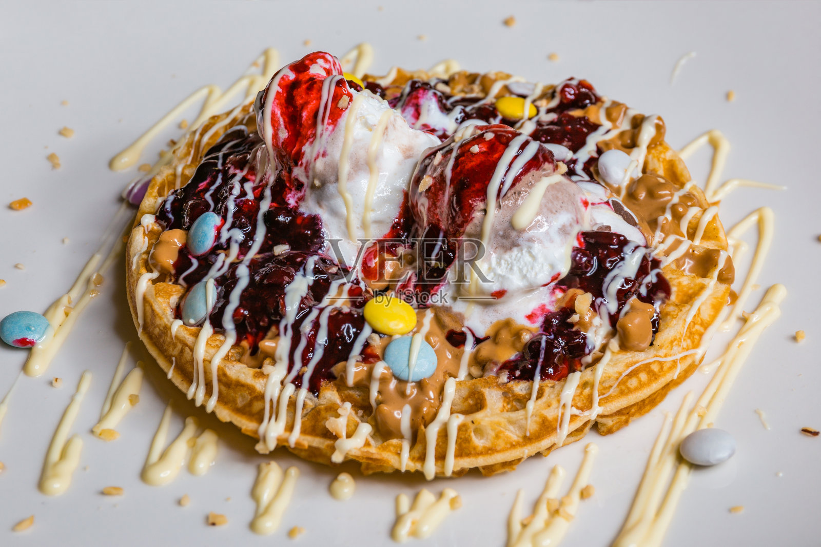 华夫饼配冰淇淋和草莓酱照片摄影图片