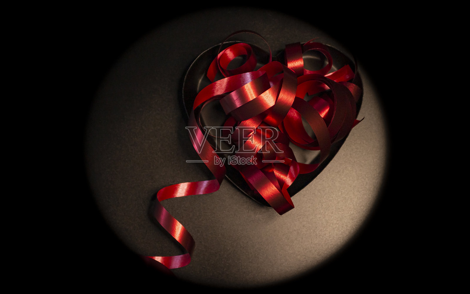 黑色背景上的红色心形照片摄影图片