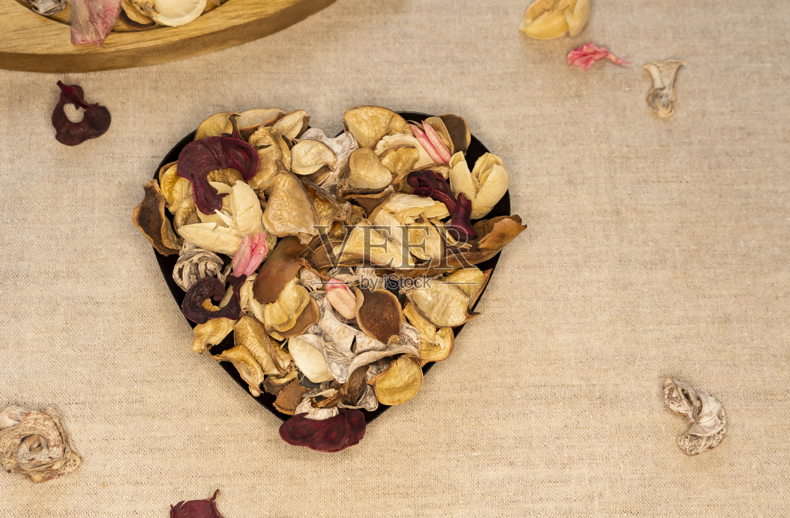 用芳香草药混合物制成的心形照片摄影图片