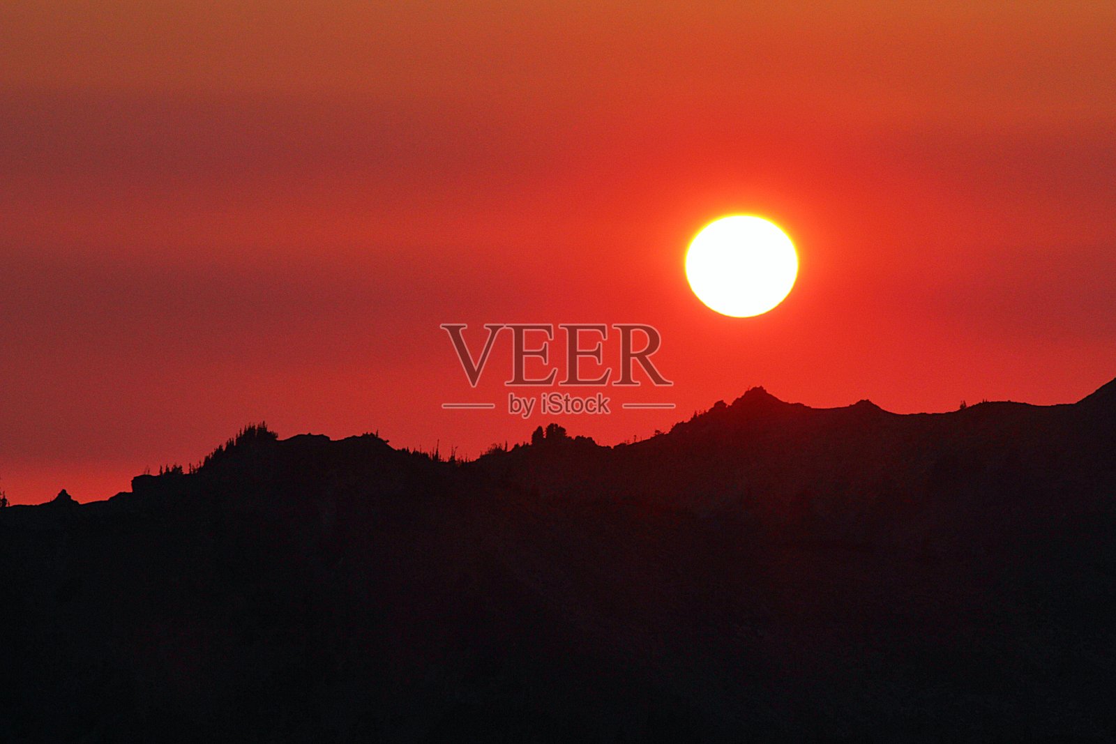 森林火灾烟雾照片摄影图片