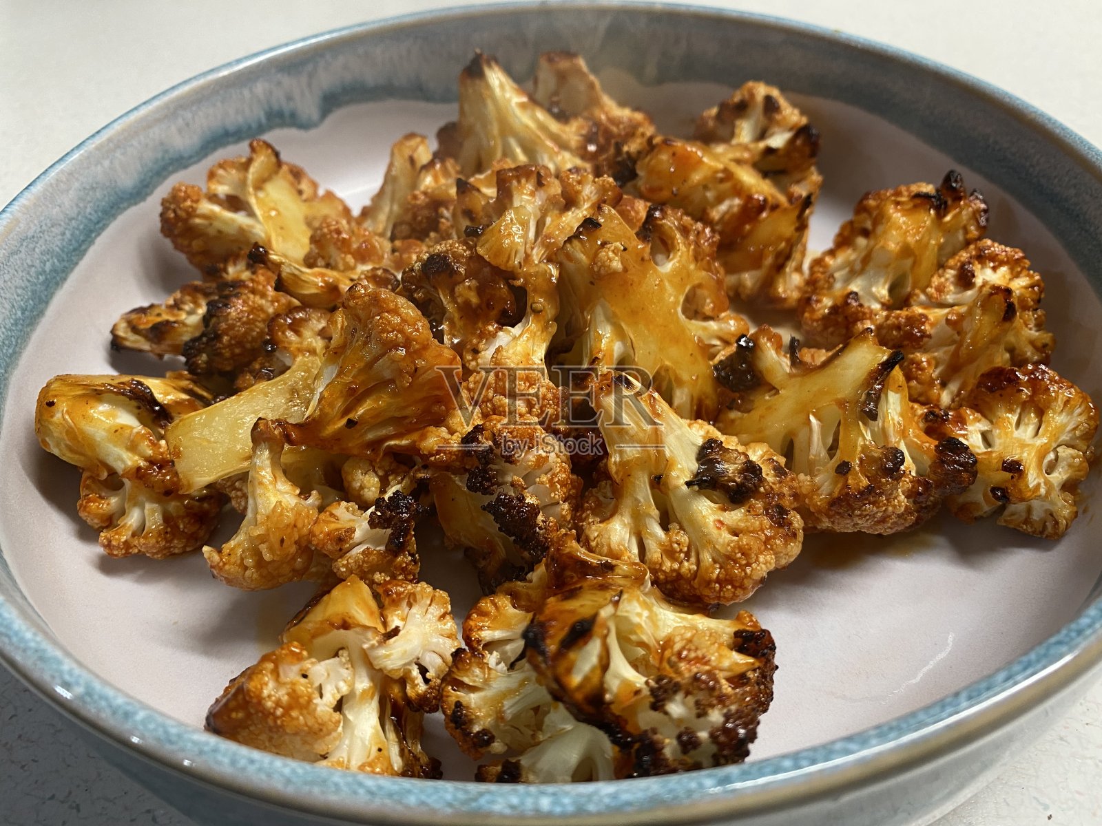 一碗烤花椰菜照片摄影图片