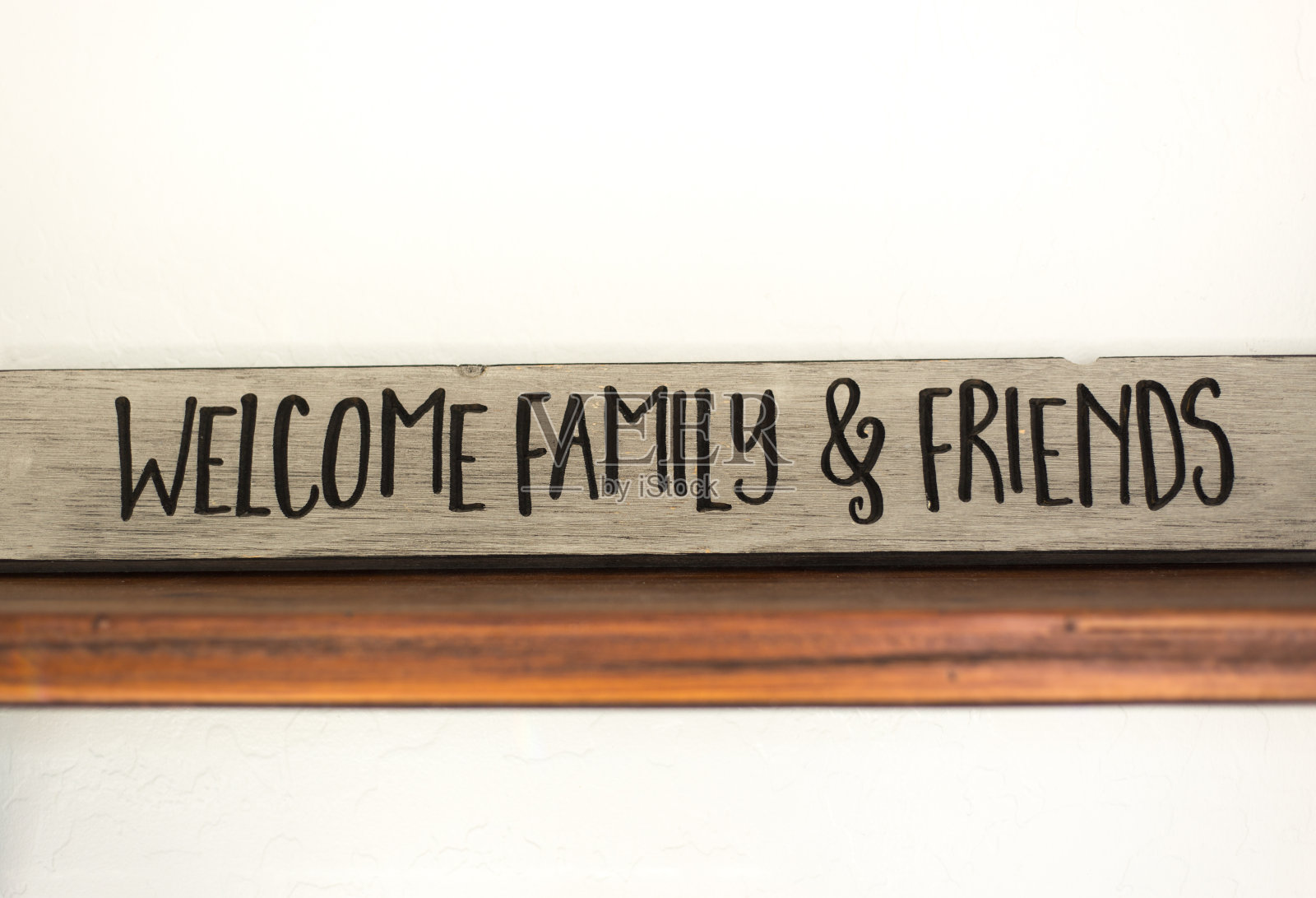 “欢迎家人和朋友”的木牌照片摄影图片