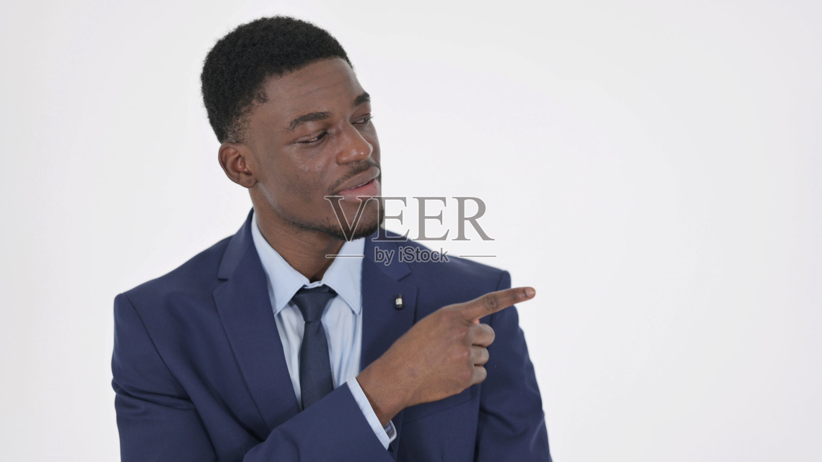 非洲商人指着白色背景上的产品照片摄影图片