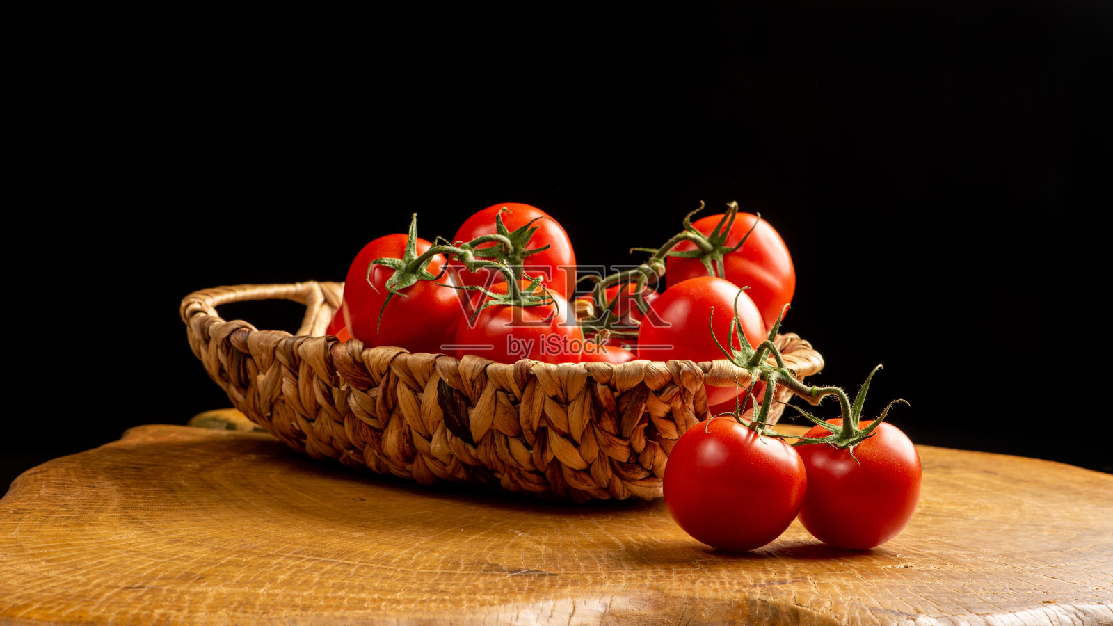 西红柿，漂亮的西红柿放在草篮子里，放在质朴的木头上，精心挑选。照片摄影图片