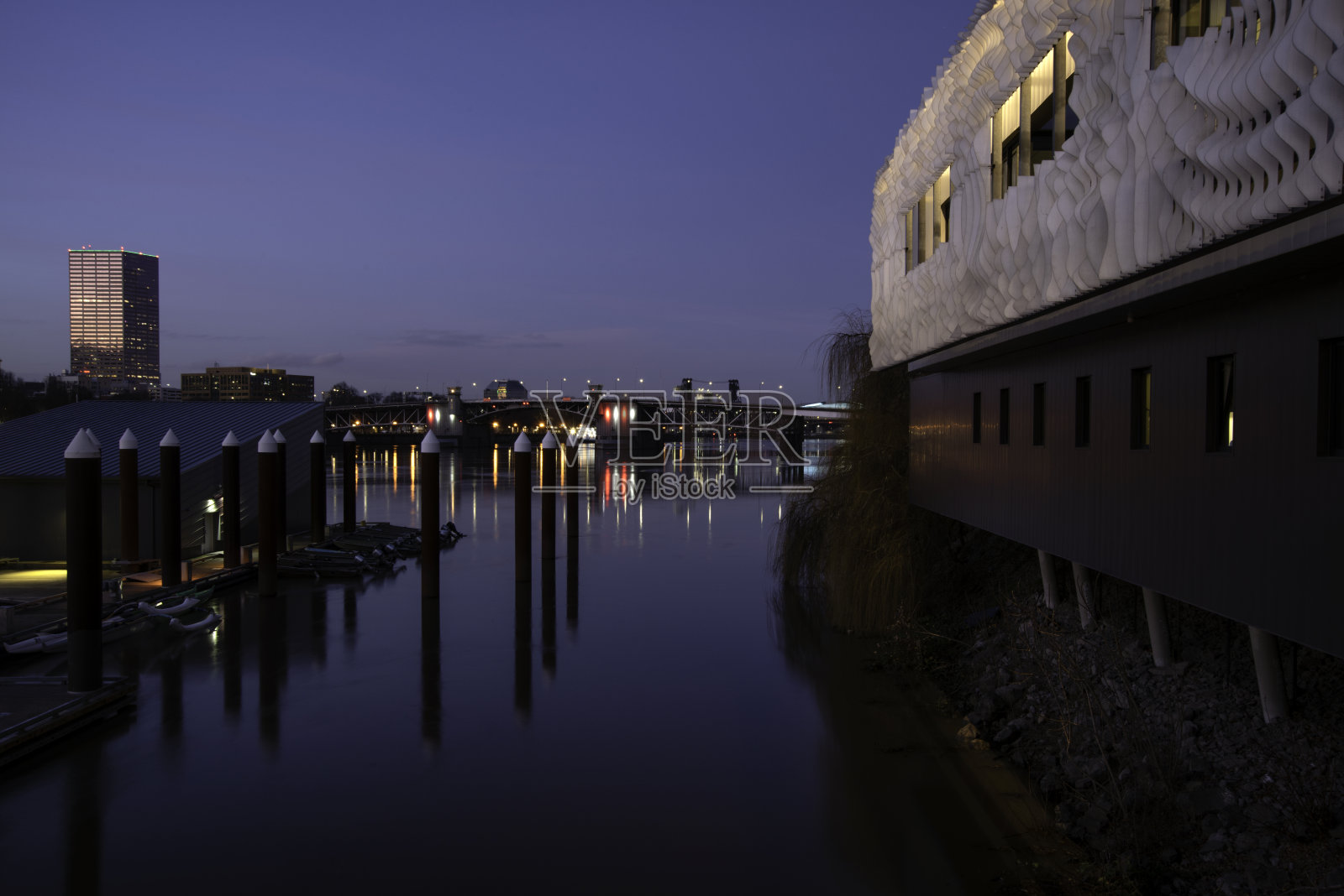 来自东岸的威拉米特河和莫里森桥，拍摄于黄昏照片摄影图片