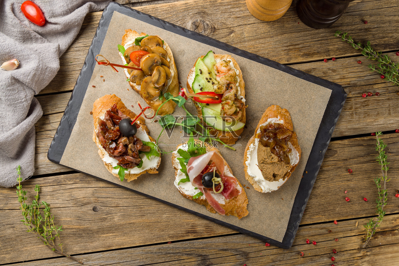 各式各样的bruschett在木板上的木桌顶视图照片摄影图片