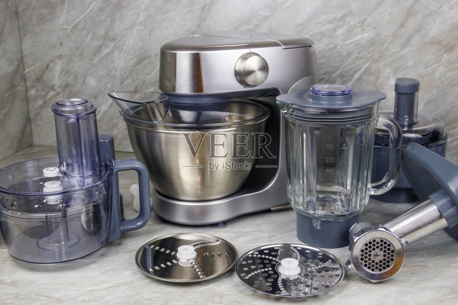 具有不同附件和配件的现代厨房机器照片摄影图片