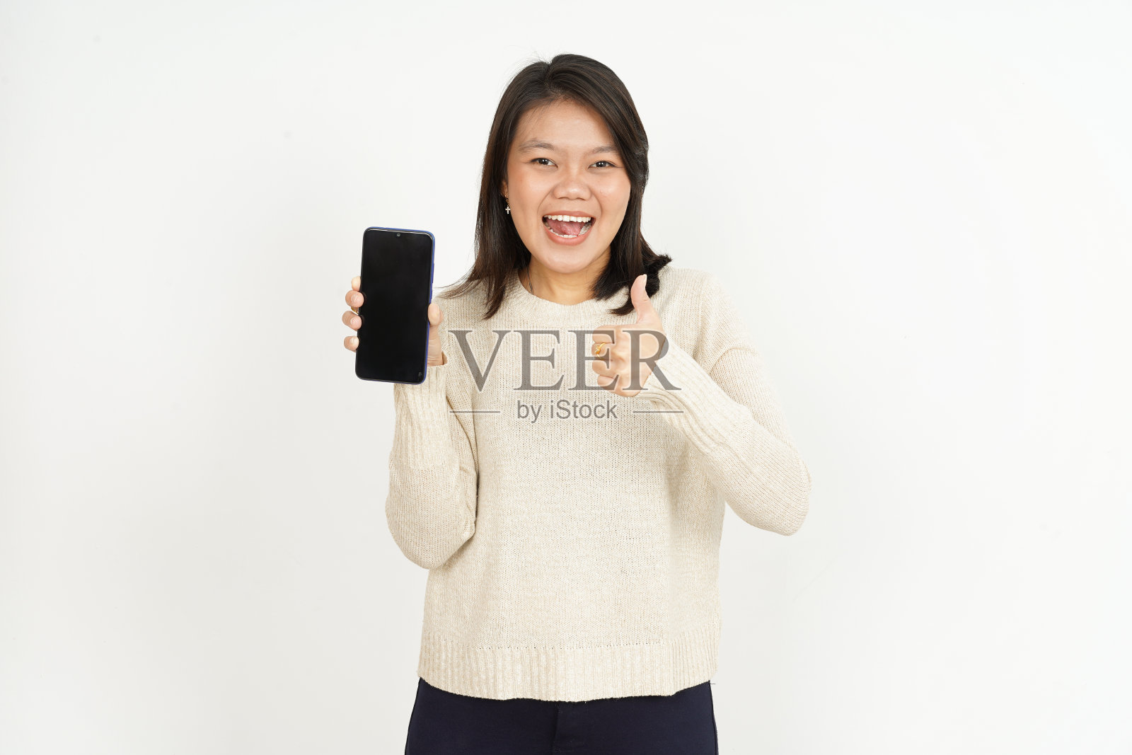 在空白的智能手机屏幕上，美丽的亚洲女性被孤立在白色的背景上照片摄影图片